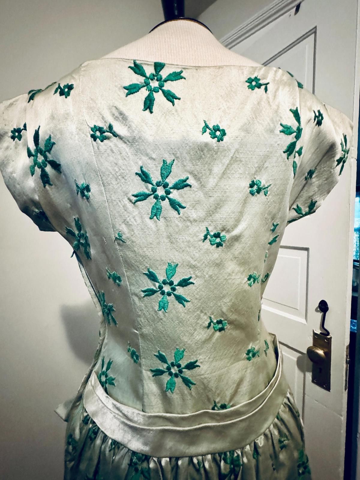 Designer Vintage 1950s Winnie-Marsh Embroidered Silk Shantung Dress Size S / US 4 / IT 40 - 4 Thumbnail