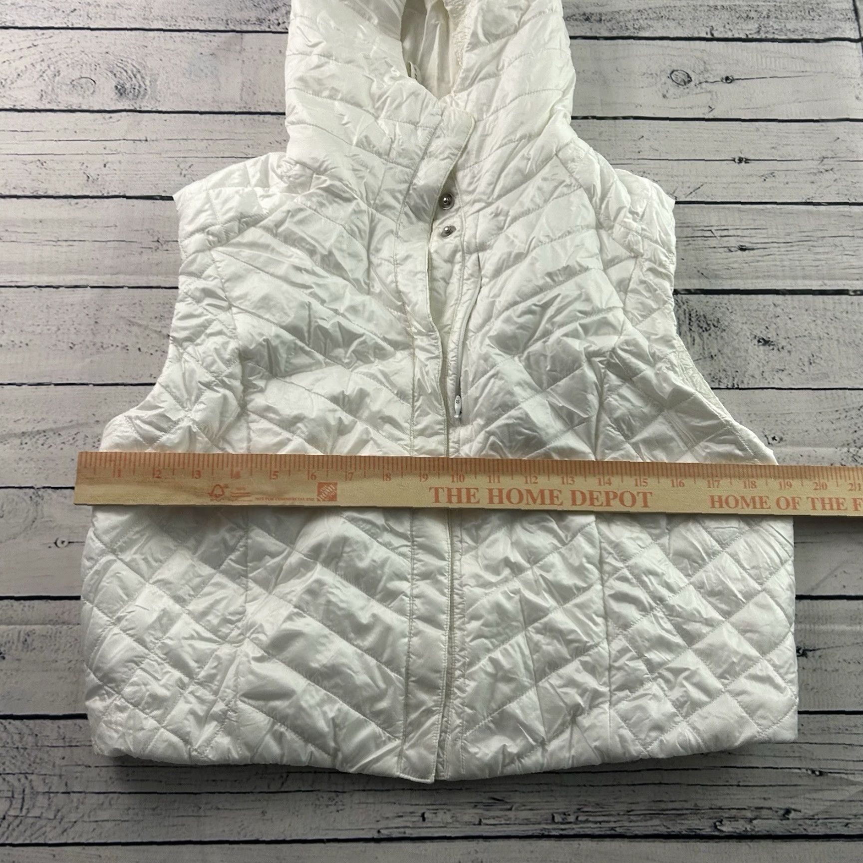 Lululemon Lululemon Snap Button Lightweight Puffer Vest Crop Women's 12 Pearl White Vest Women's 12 White Puffer Lightweight Snap Button Crop Pearl White Size XL / US 12-14 / IT 48-50 - 3 Thumbnail