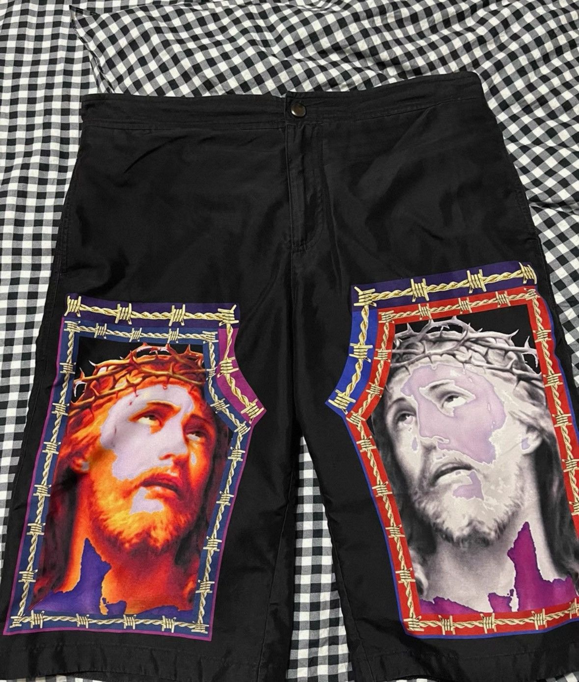 Givenchy Givenchy Black Character Printed Shorts L Size Size US 34 / EU 50 - 1 Thumbnail
