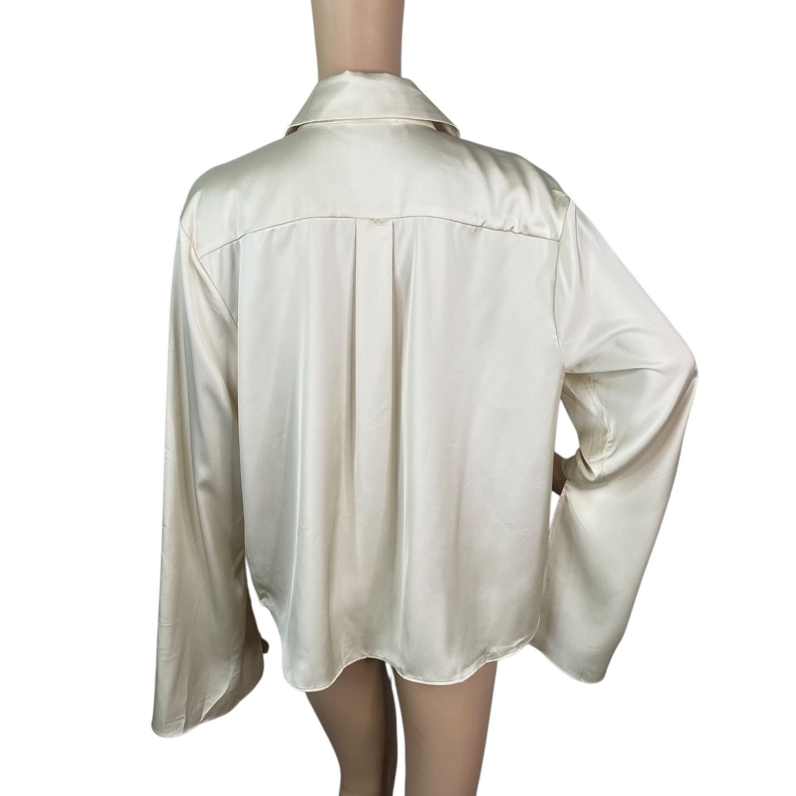 Anthropologie Anthropologie NWT Silky Button Down Shirt SZ L Size L / US 10 / IT 46 - 10 Thumbnail