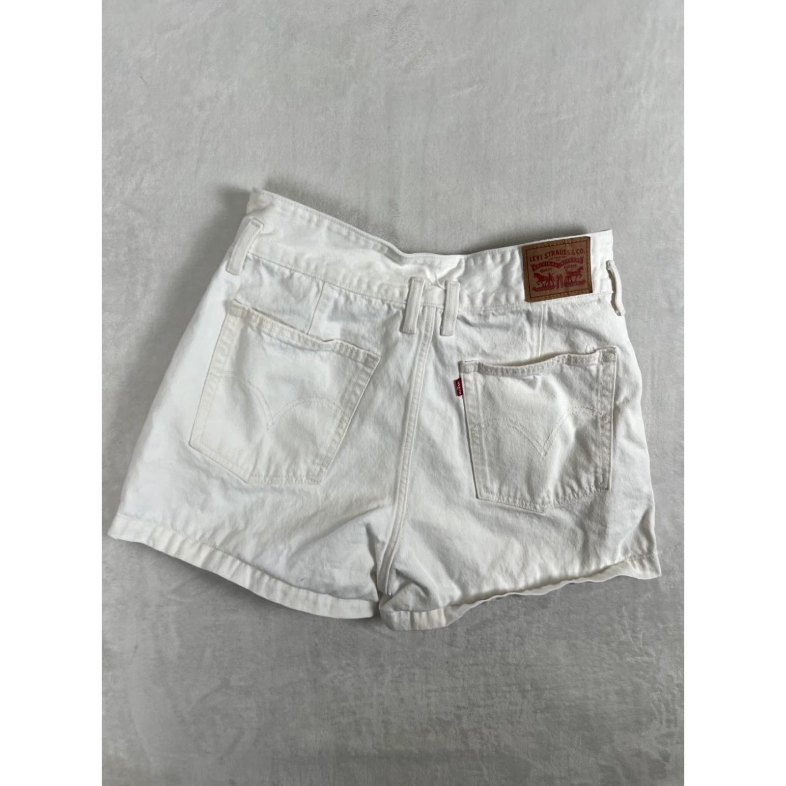 Levi's VINTAGE Levi's Shorts Womens 30 White High Rise Pleated Front Loose Fit Denim Size 30" / US 8 / IT 44 - 6 Thumbnail