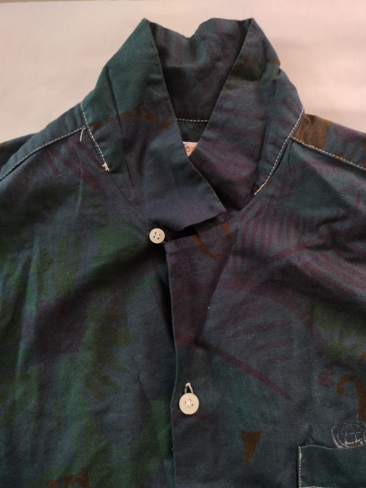 Art Comes First Hawaiian shirt button-up contrast stitch floral motif Size US L / EU 52-54 / 3 - 4 Thumbnail