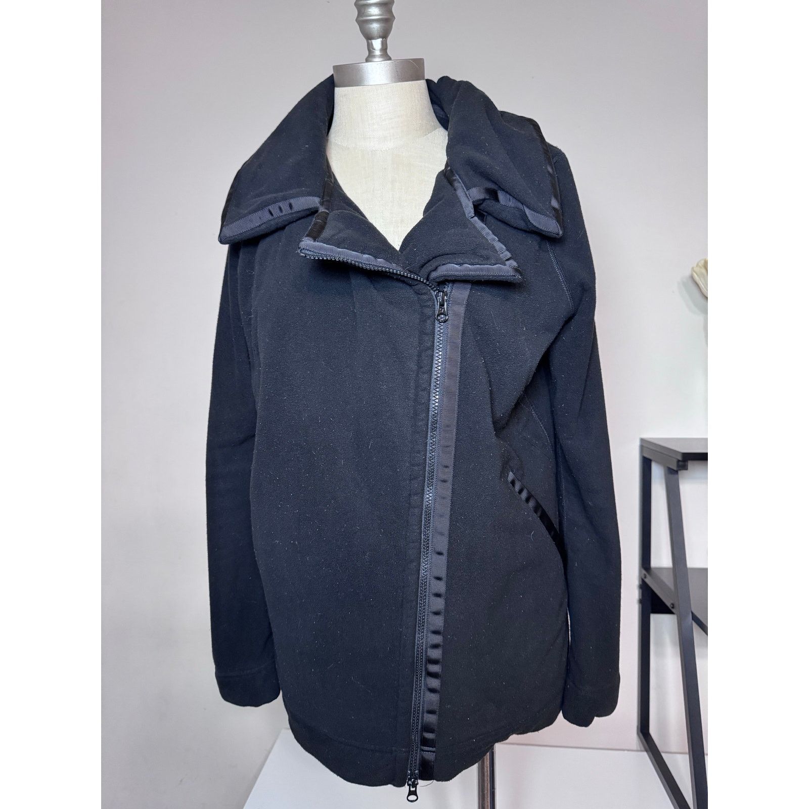 Lululemon Lululemon Moto Black Fleece Jacket Asymmetrical Zipper USED Size L / US 10 / IT 46 - 1 Thumbnail