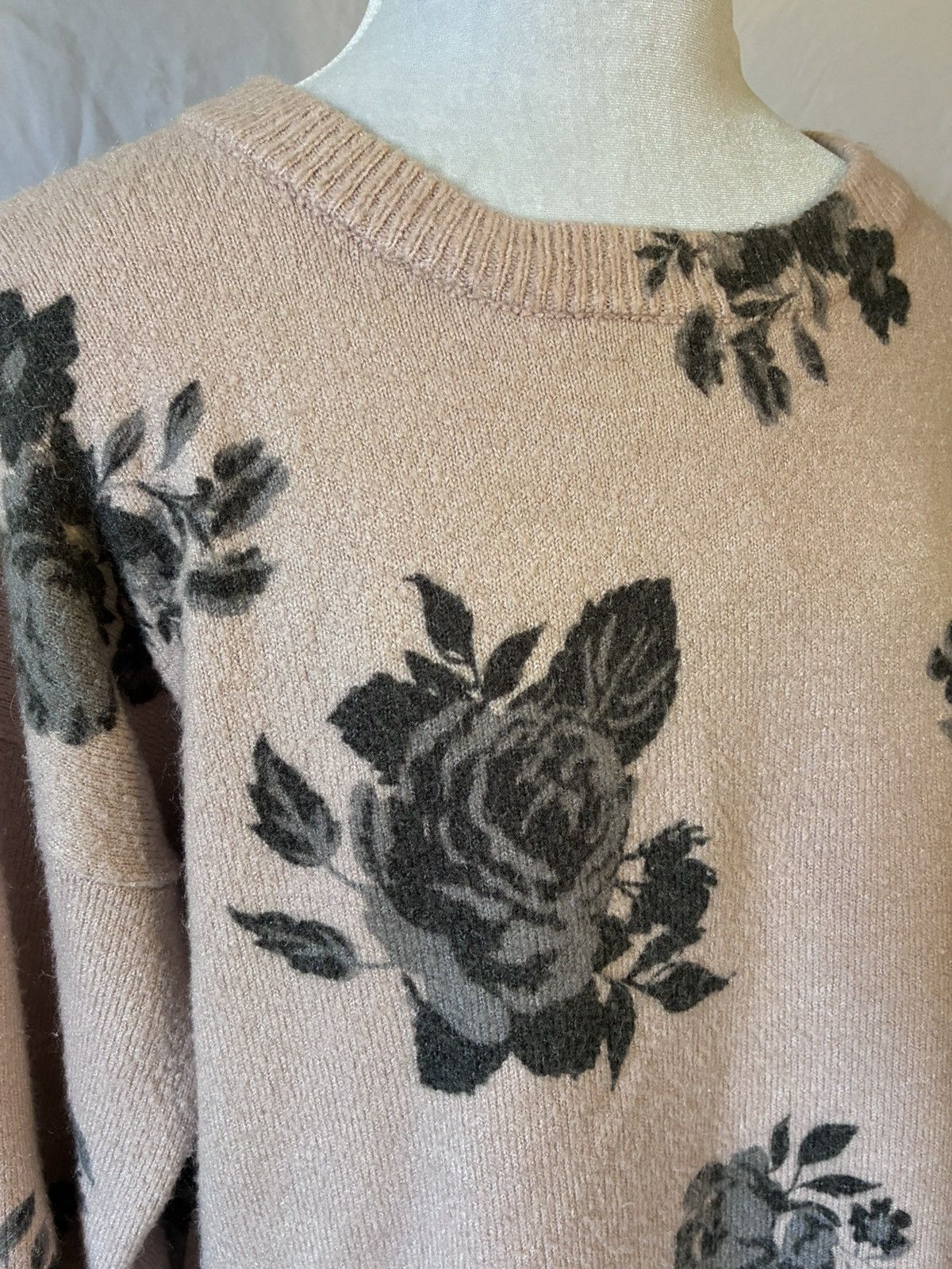 Other Chelsea & Theodore Rose Floral Sweater Size S / US 4 / IT 40 - 2 Thumbnail