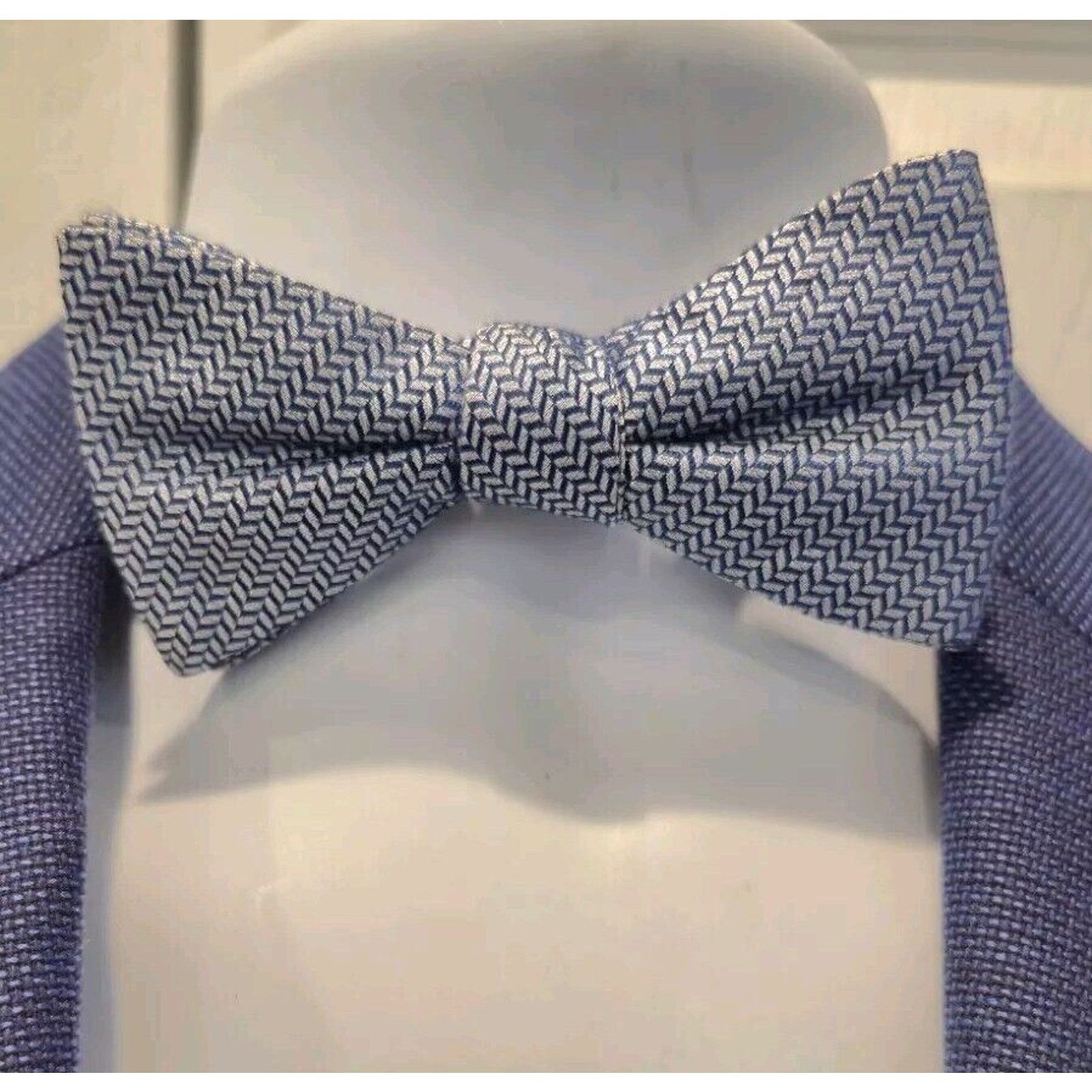 Vince Camuto Vince Camuto Bow Tie Adjustable Silk Blue Hand Made Stretch Size ONE SIZE - 1 Thumbnail