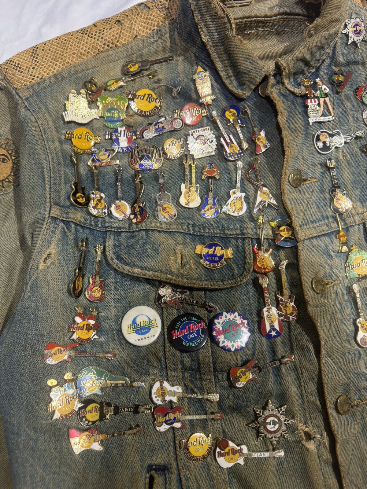 Other Vintage Lee Rider Trucker w/ 80+ Hard Rock Pins Size US L / EU 52-54 / 3 - 3 Thumbnail