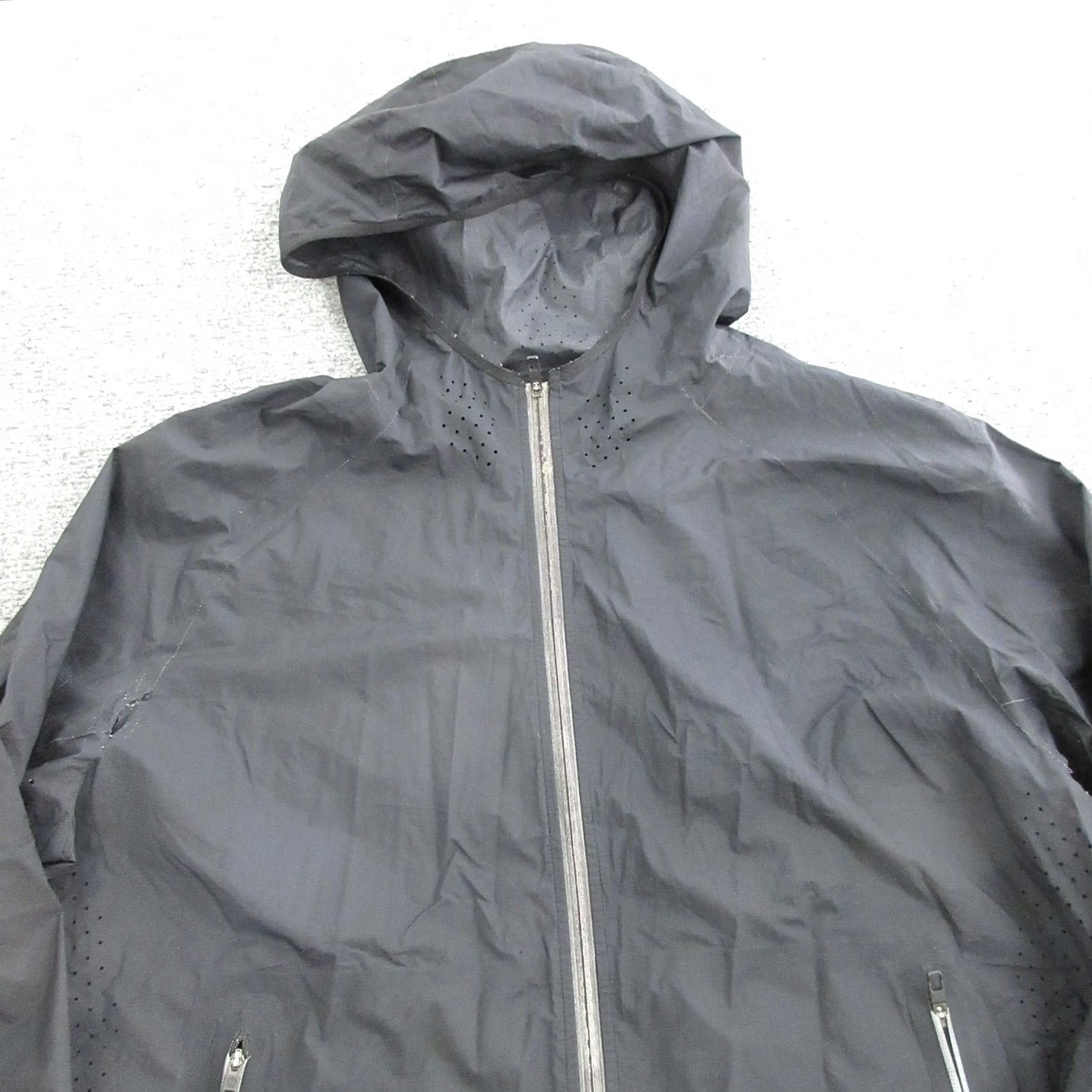 Lululemon Lululemon Jacket Mens Large Black Hooded Full Zip Windbreaker Run Lightweight Size US L / EU 52-54 / 3 - 3 Thumbnail