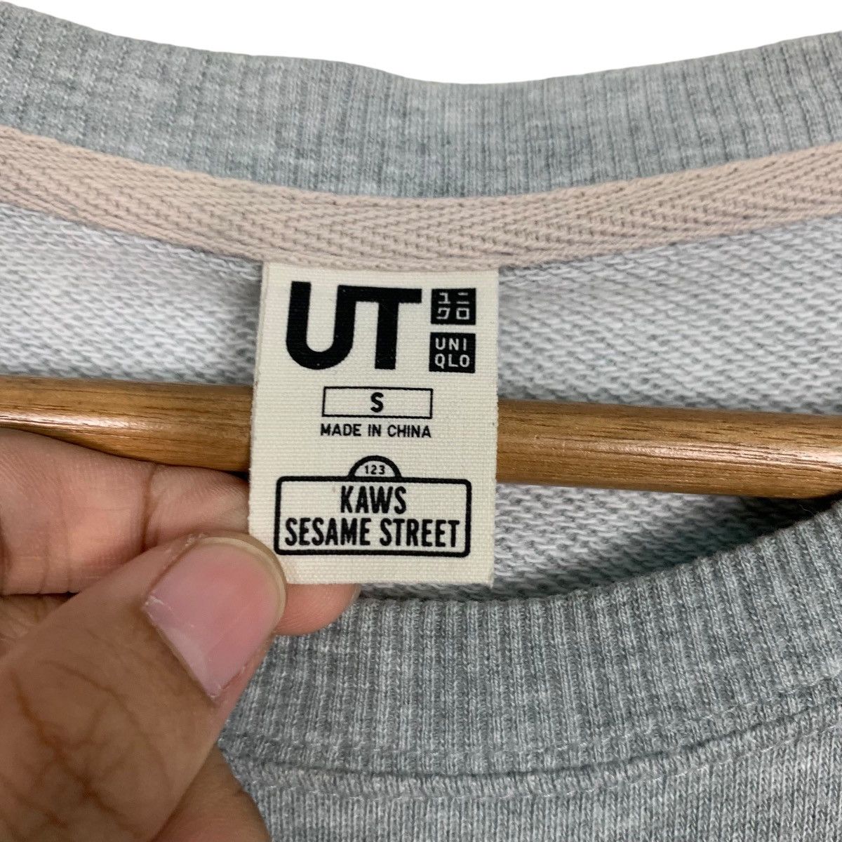 Uniqlo KAWS SESAME STREET Graphics Crewneck Sweatshirt #1978-C86 Size US S / EU 44-46 / 1 - 11 Thumbnail