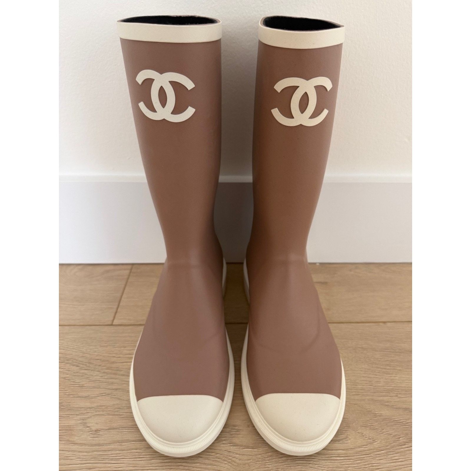 Chanel Chanel Beige White CC Logo Rubber Rain Boots 39 Size US 9 / IT 39 - 14 Thumbnail