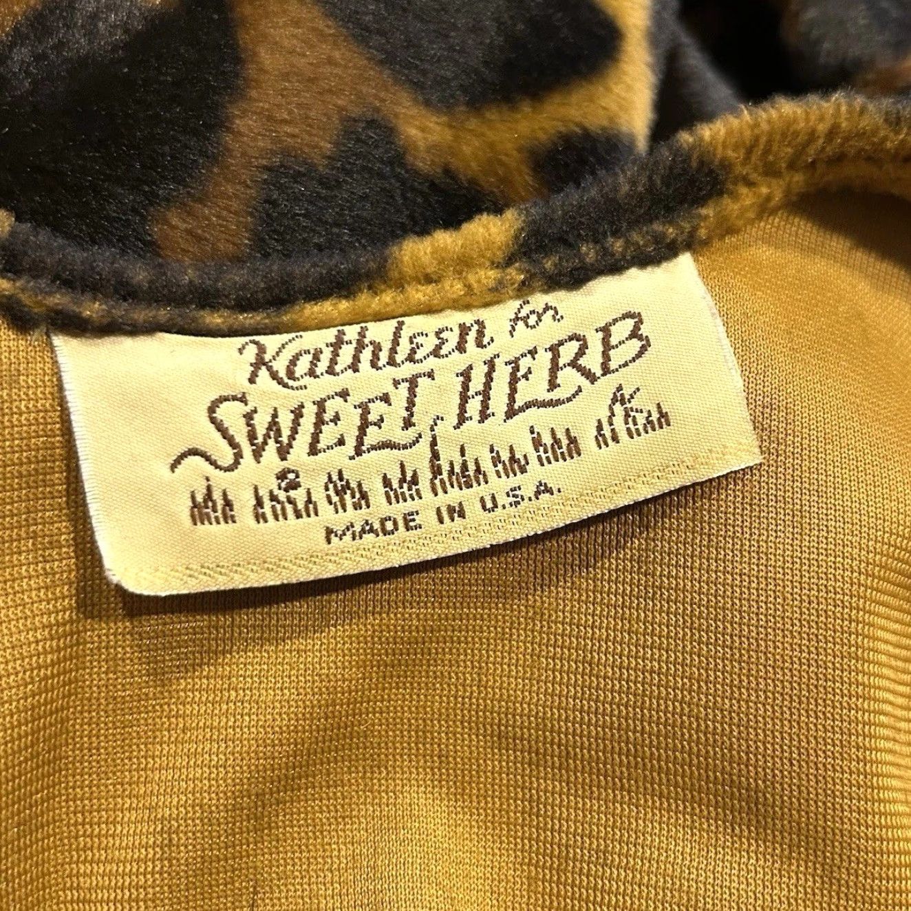 Velour VINTAGE Kathleen For Sweet Herb Velour Poncho Cape Giraffe One Size 1980s Brown Polyester Coat Eveningwear Womens Size ONE SIZE - 4 Thumbnail