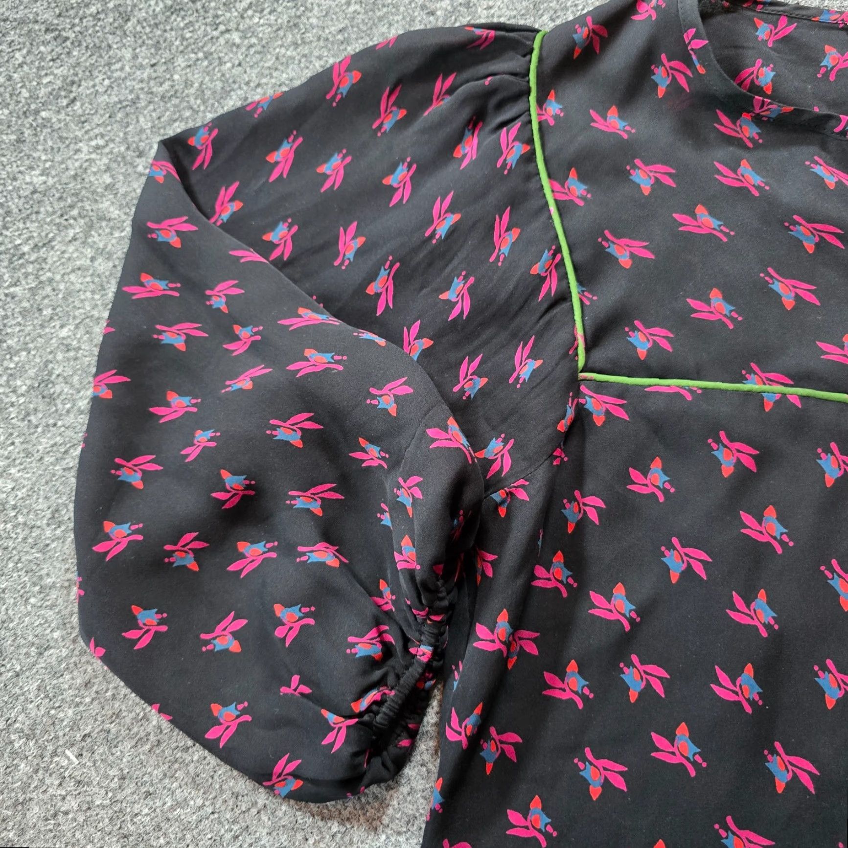 Vintage Tucker Top Womens Size S Black Pink Floral Silk Sheer Career Casual Shirt Blouse Size S / US 4 / IT 40 - 5 Thumbnail