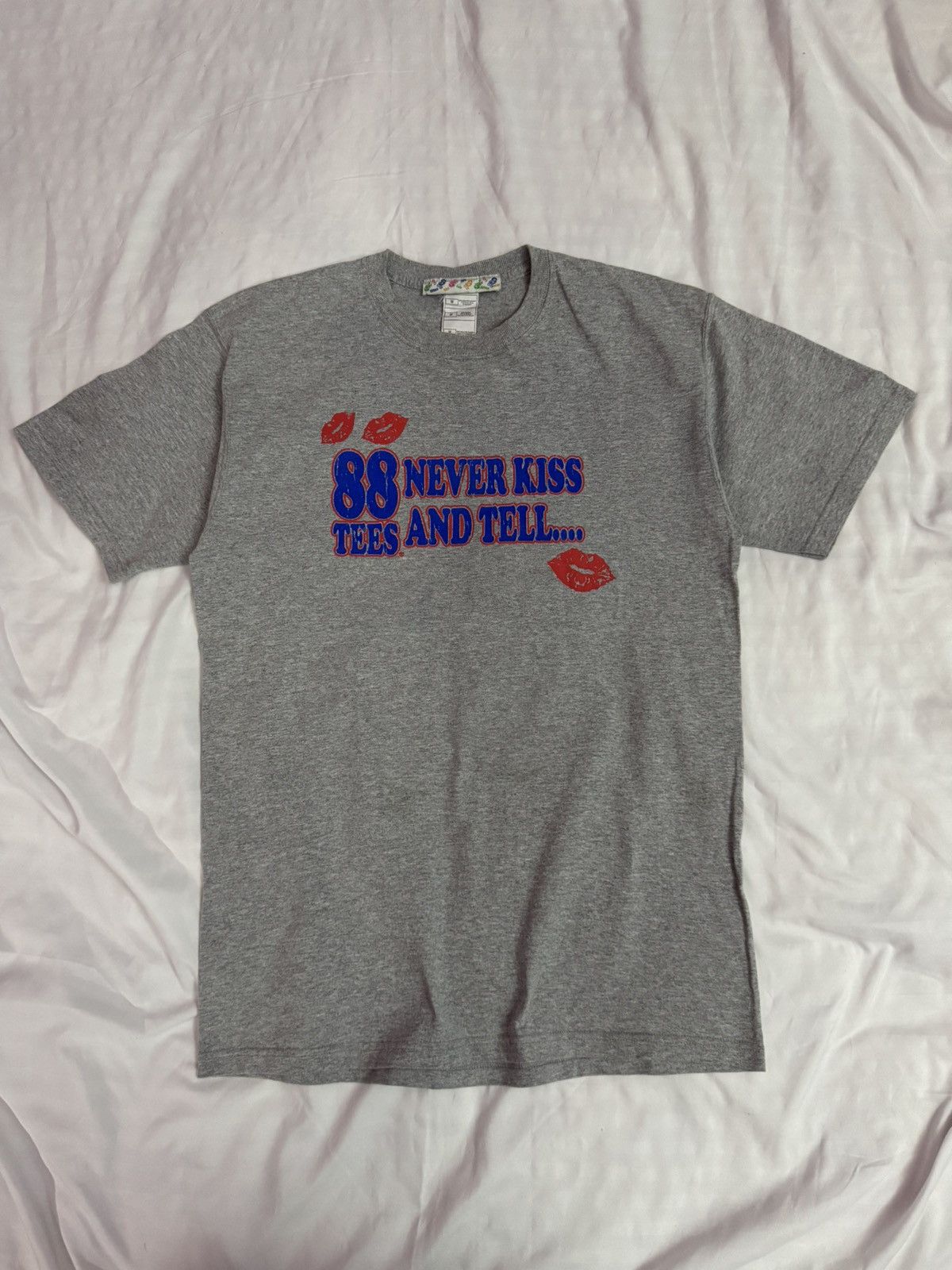 Vintage 2000s 88tees Kiss Skateboard Wording Tees Size US M / EU 48-50 / 2 - 1 Thumbnail