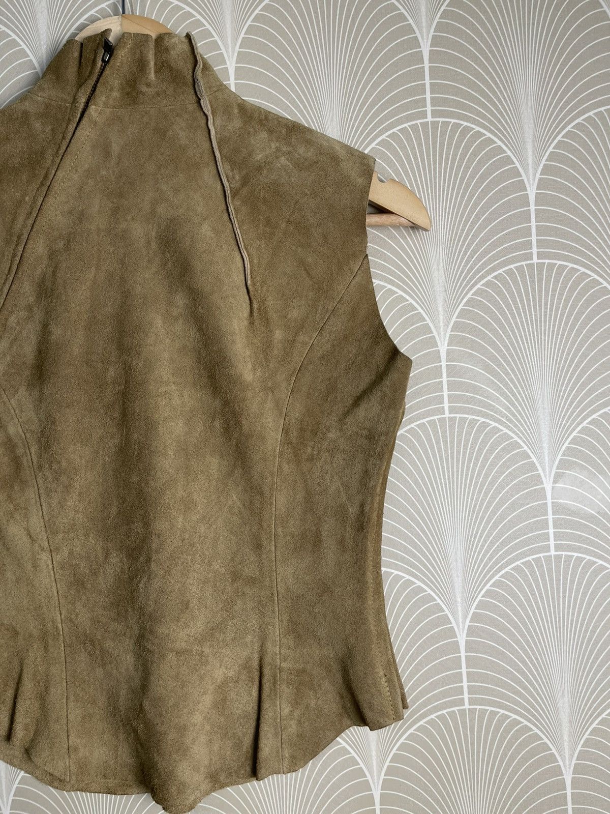 Japanese Brand × Vintage VINTAGE HOLONIC COWHIDE SUEDE LEATHER SLEEVELESS JACKET Size S / US 4 / IT 40 - 4 Thumbnail
