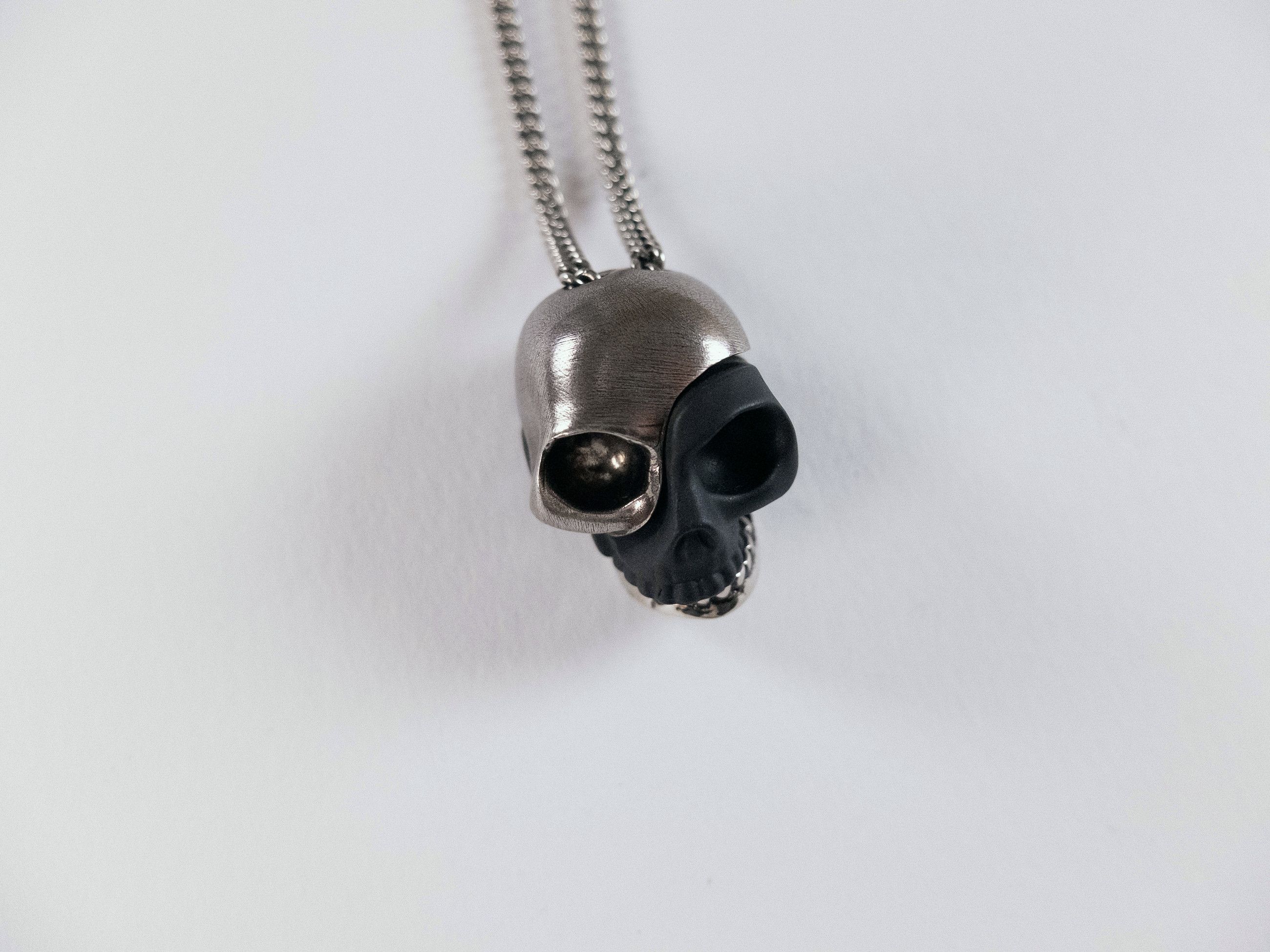 Alexander McQueen ALEXANDER MCQUEEN split skull silver tone pendant necklace Size ONE SIZE - 7 Thumbnail
