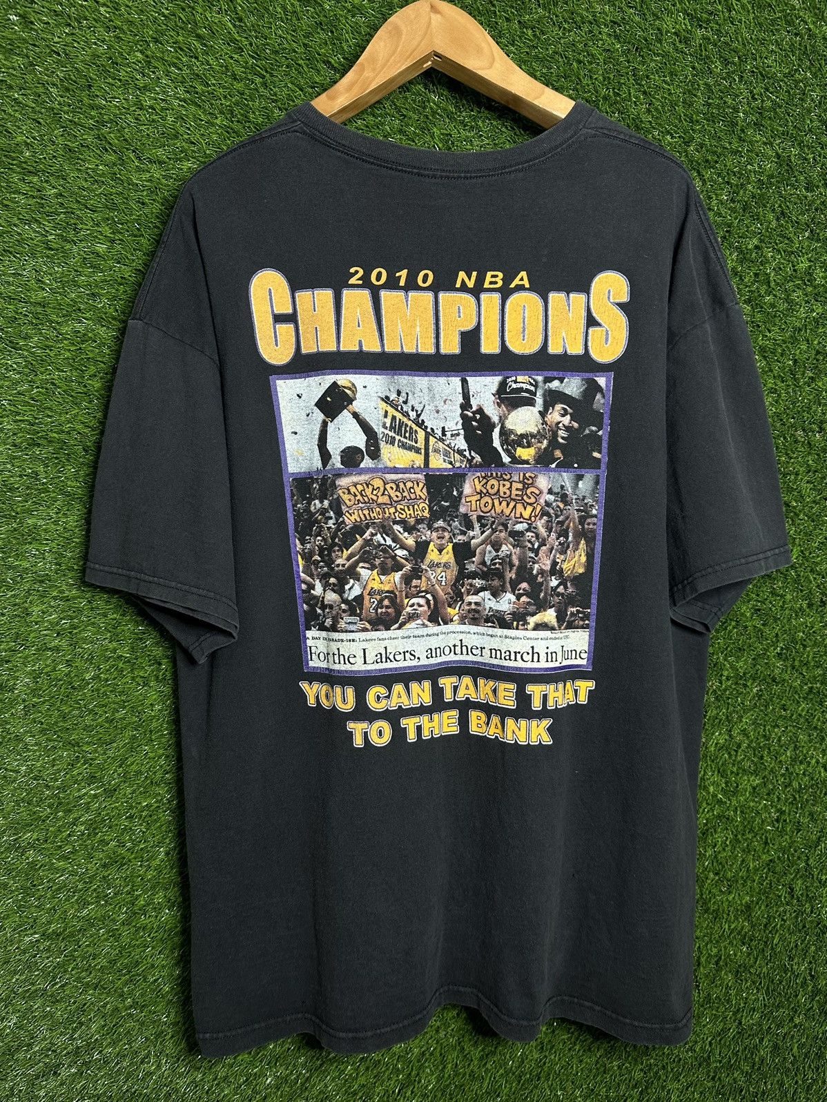 Vintage 🚨Vintage LA Lakers 2010 Champions Kobe NBA Rap Tee T-Shirt Size US XL / EU 56 / 4 - 2 Thumbnail