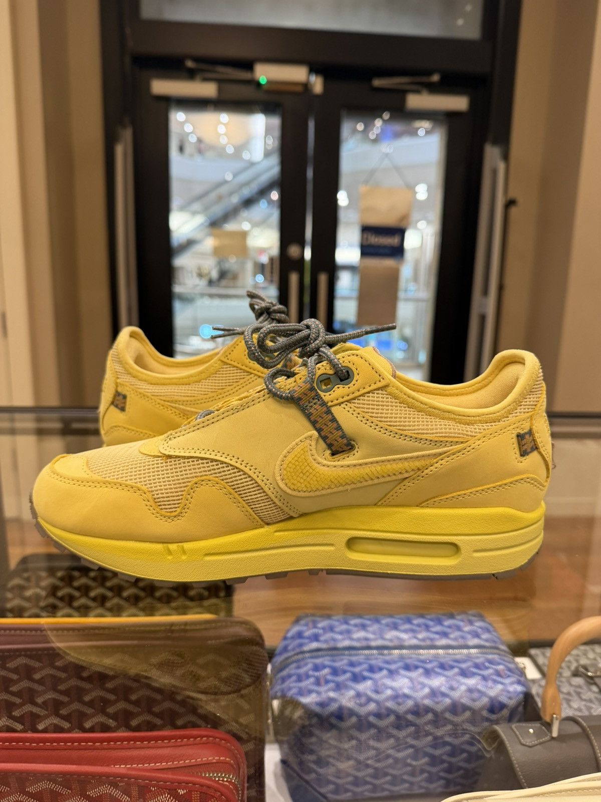 Nike Nike x Travis Scott Air Max 1 Saturn Gold Size US 9.5 / EU 42-43 - 4 Thumbnail