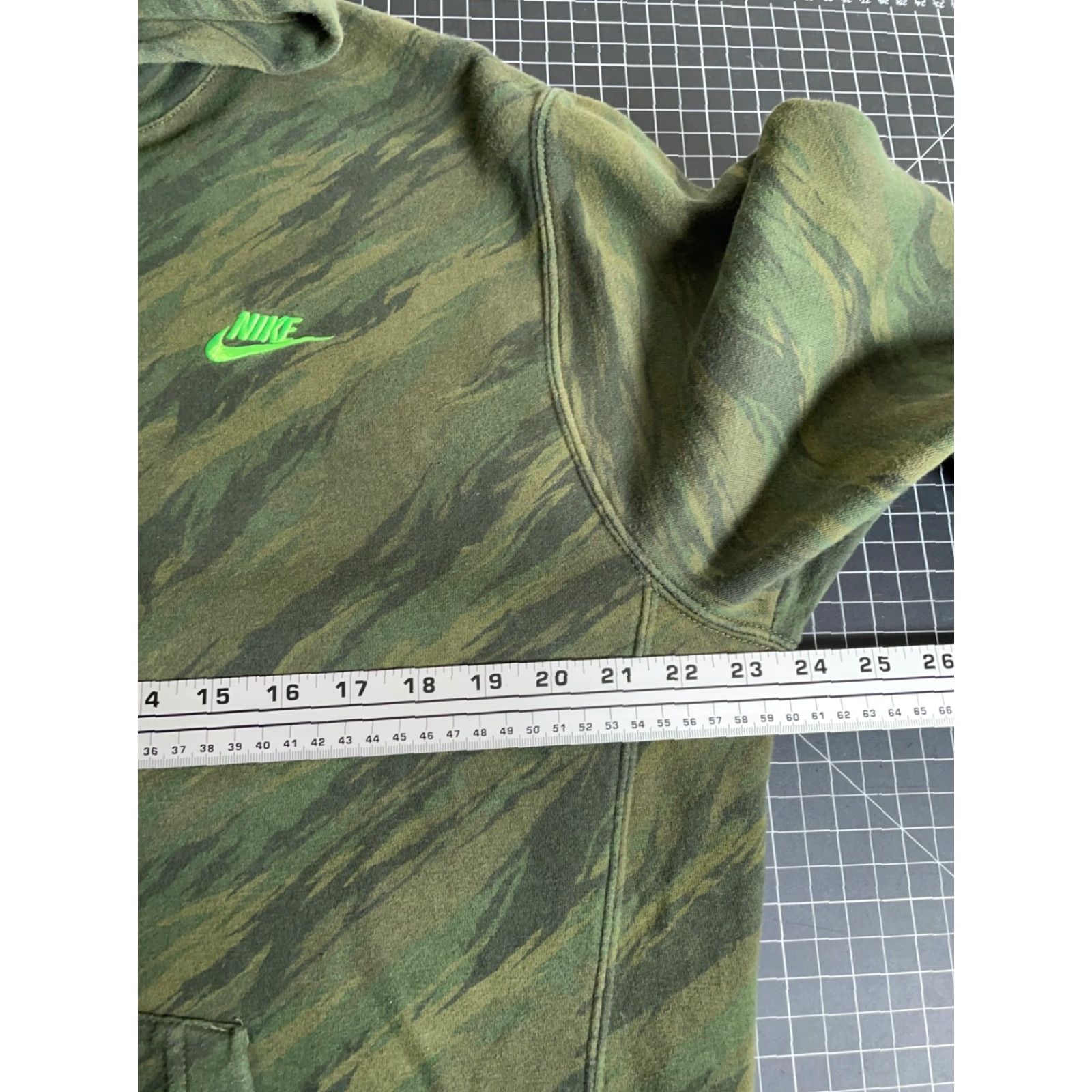 Nike Nike Club Fleece Hoodie Men's Large Green Camouflage Sweatshirt Pullover Sweatshirt Camouflage Logo Pockets Heavyweight Retro Fall Winter Size US L / EU 52-54 / 3 - 5 Thumbnail