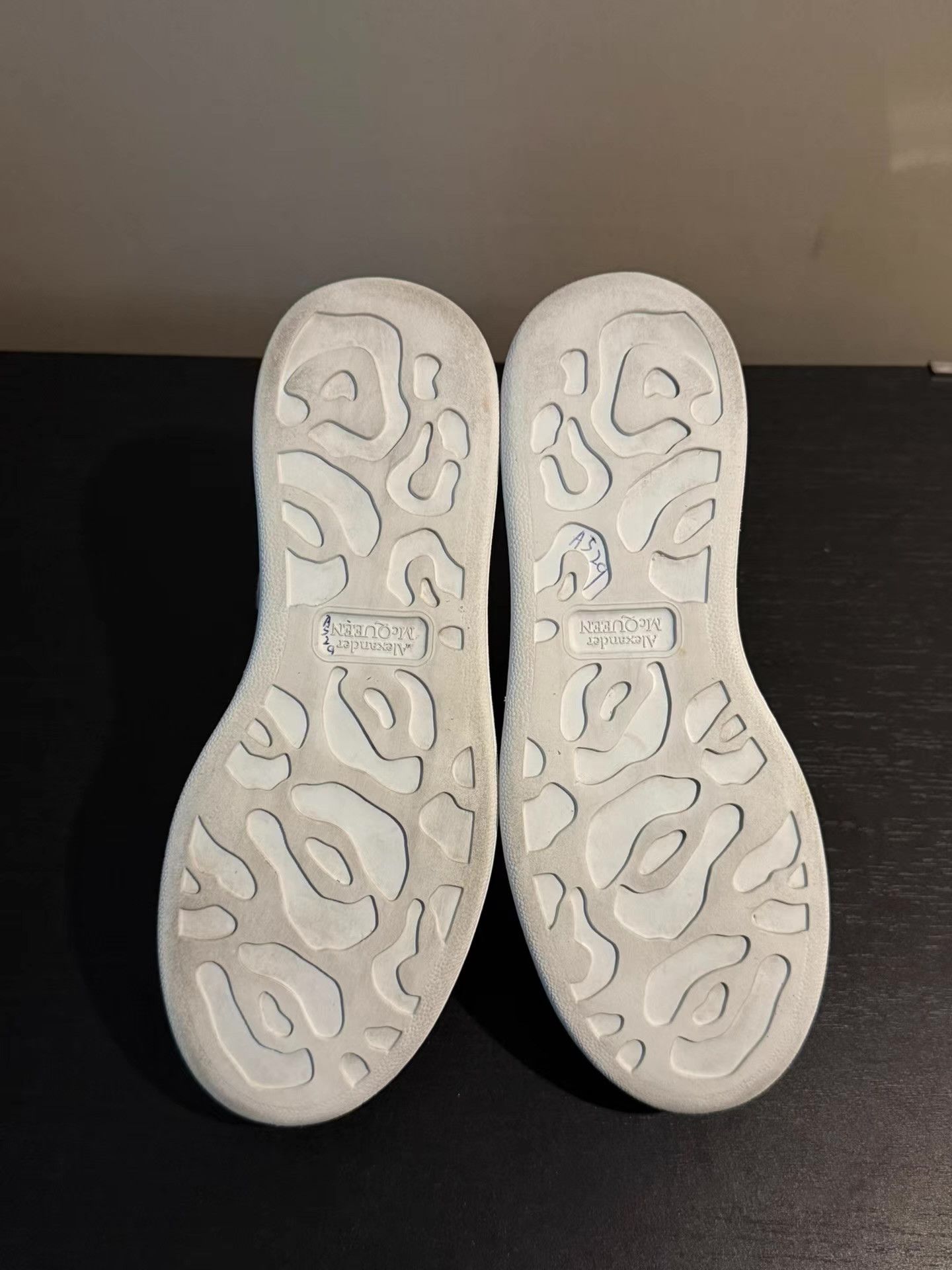 Alexander McQueen Alexander McQueen heart-patterned white sneakers Q20 Size US 6 / IT 36 - 2 Thumbnail