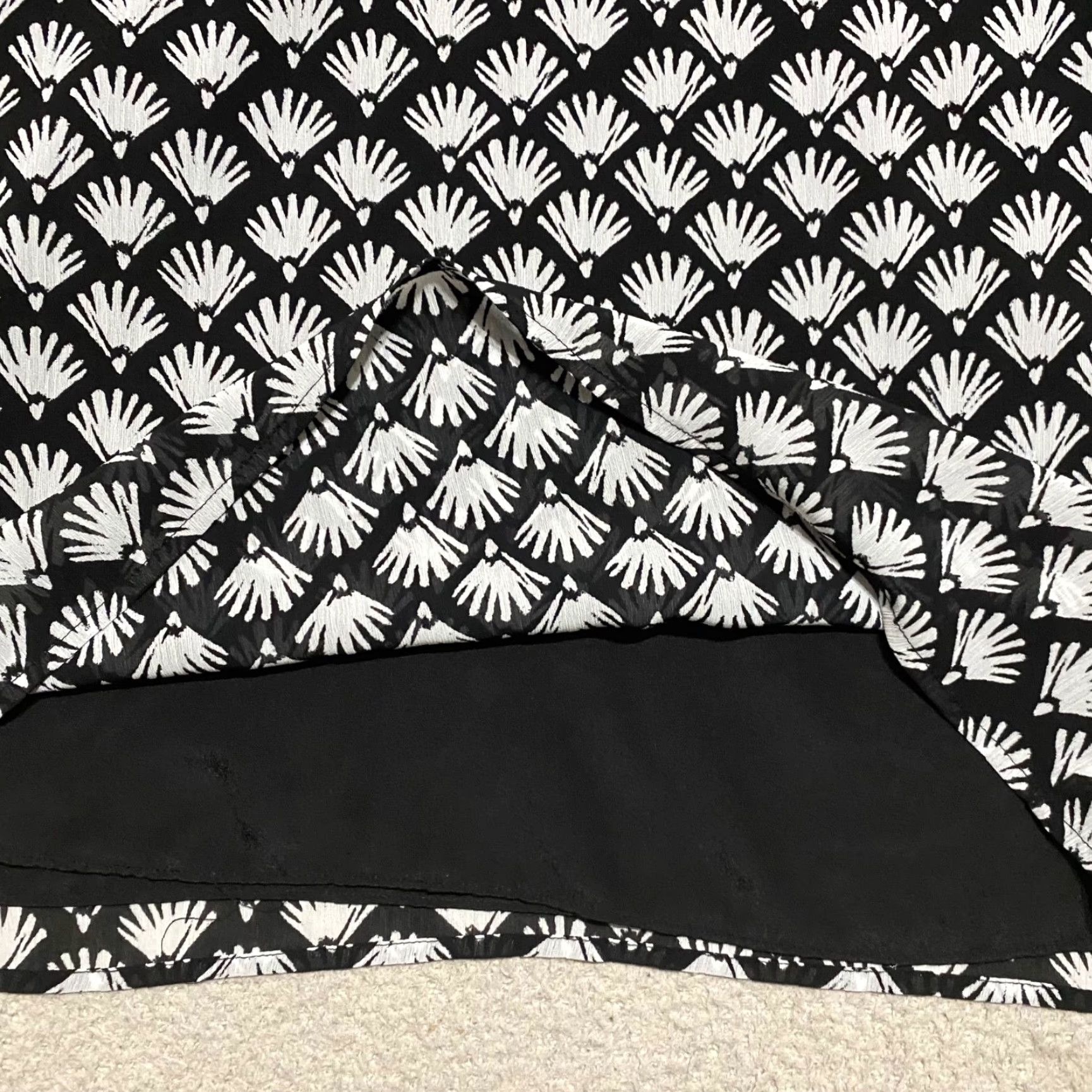 J.Crew J. Crew Womens Medium Shirt Black Geometric Short Sleeve V-neck Lined Chiffon Size M / US 6-8 / IT 42-44 - 7 Thumbnail