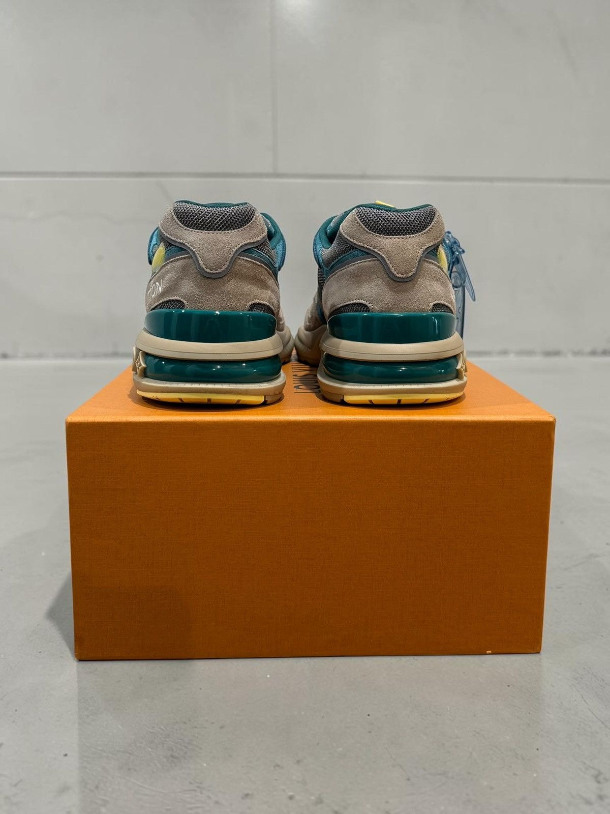 Louis Vuitton LV Louis Vuitton Trail Sneaker blue beige yellow size 9 Size US 9 / EU 42 - 4 Thumbnail