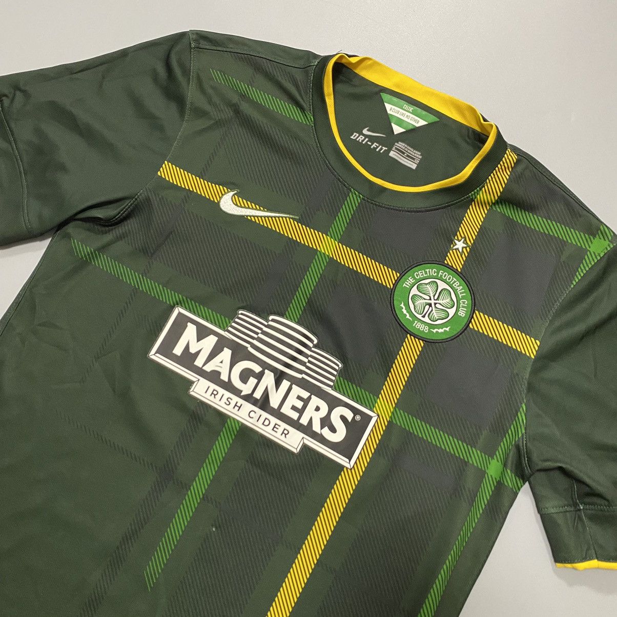 Nike Celtic FC 2014-2015 Away Jersey Mens S Size Football Jersey Size US S / EU 44-46 / 1 - 2 Thumbnail