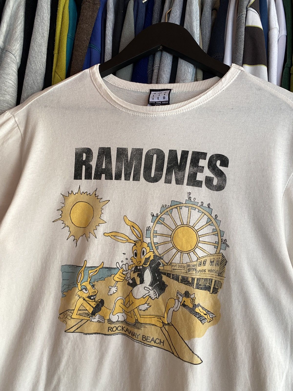 Band Tees VINTAGE RAMONES ROCKAWAY BEACH T-SHIRT Y2k Size US M / EU 48-50 / 2 - 2 Thumbnail