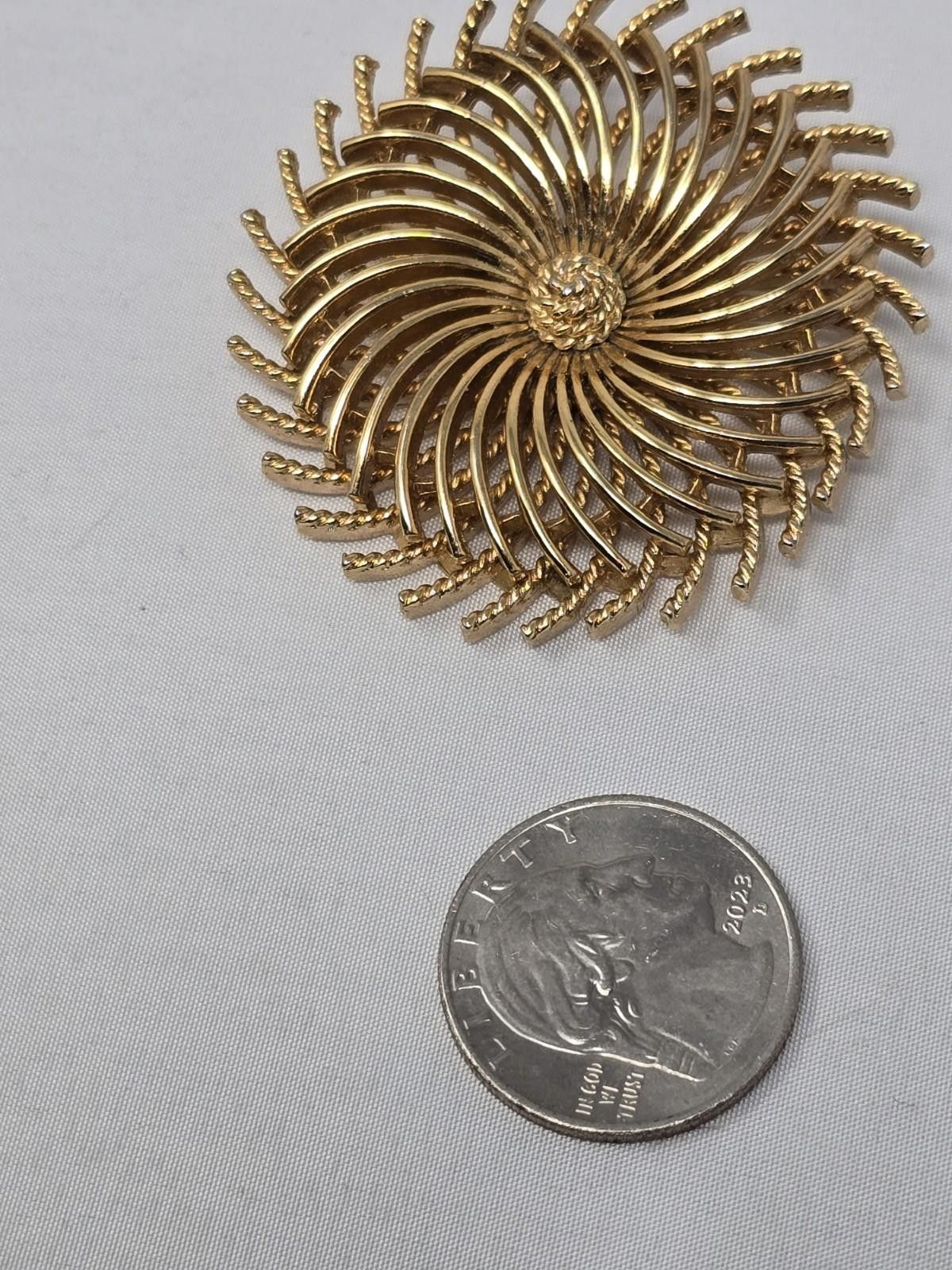 Other Crown Trifari Layered Pin Wheel Brooch Pin Gold Large Size ONE SIZE - 2 Thumbnail