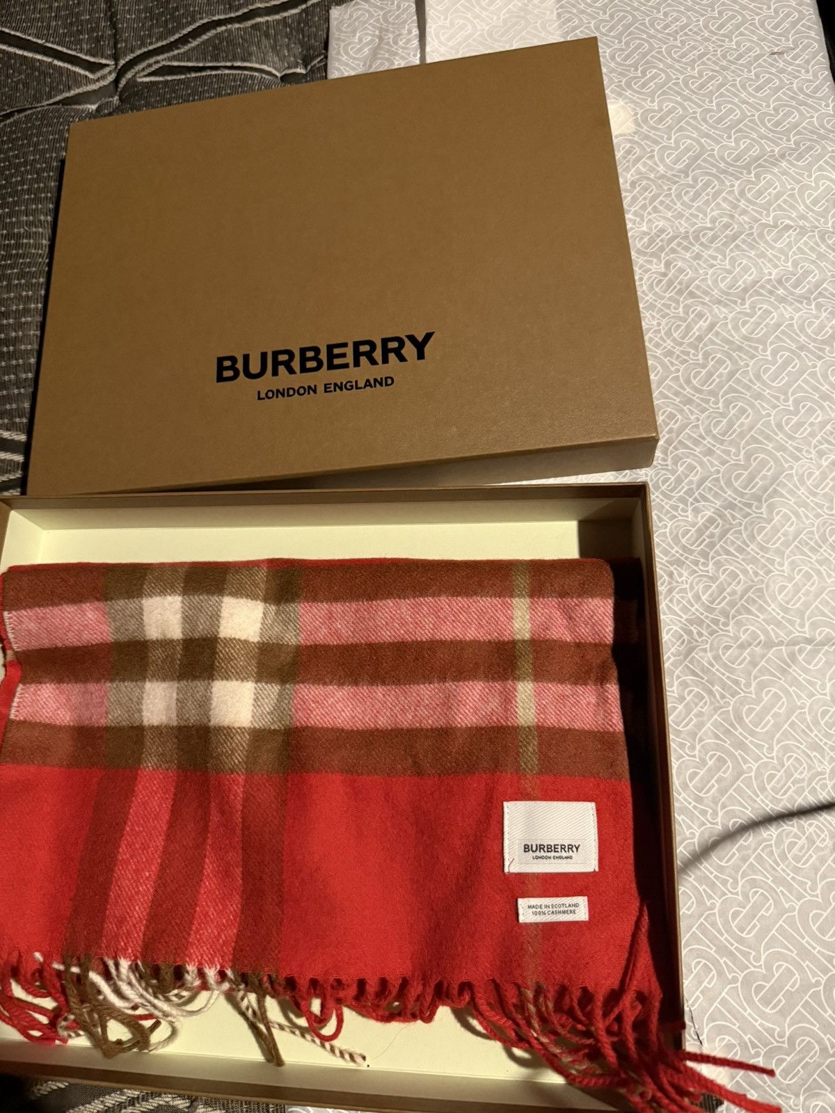 Burberry Gently used Burberry scarf red Size ONE SIZE - 1 Thumbnail