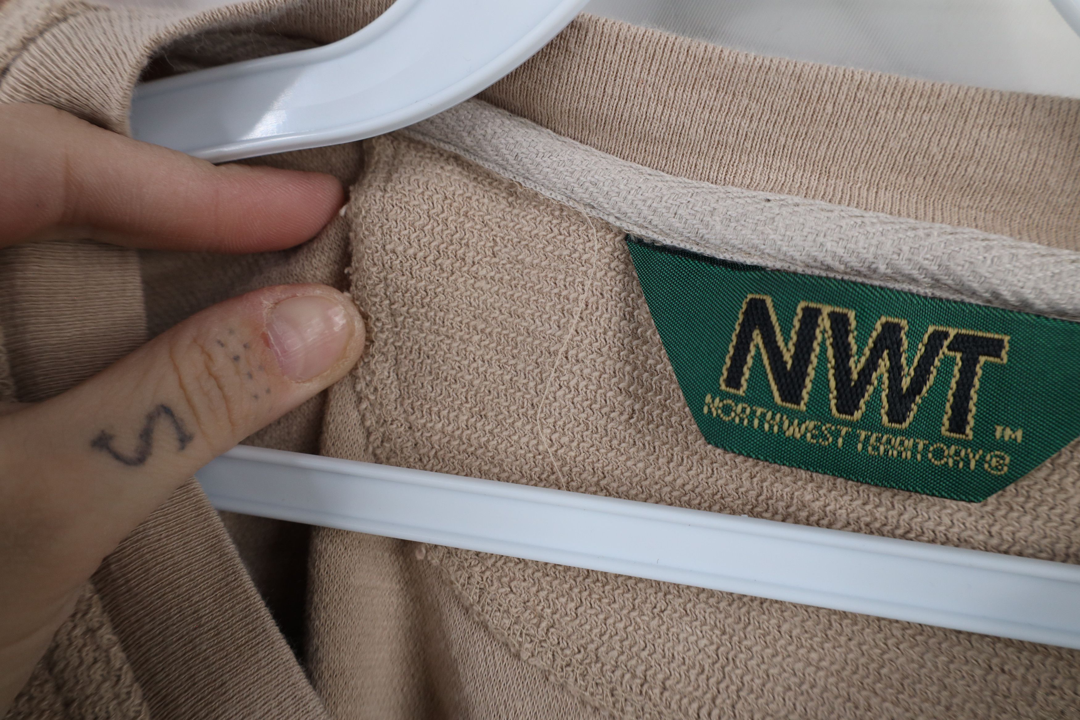 Vintage Vintage 90s Streetwear Textured V-Neck Sweater Vest Beige Size US L / EU 52-54 / 3 - 6 Thumbnail