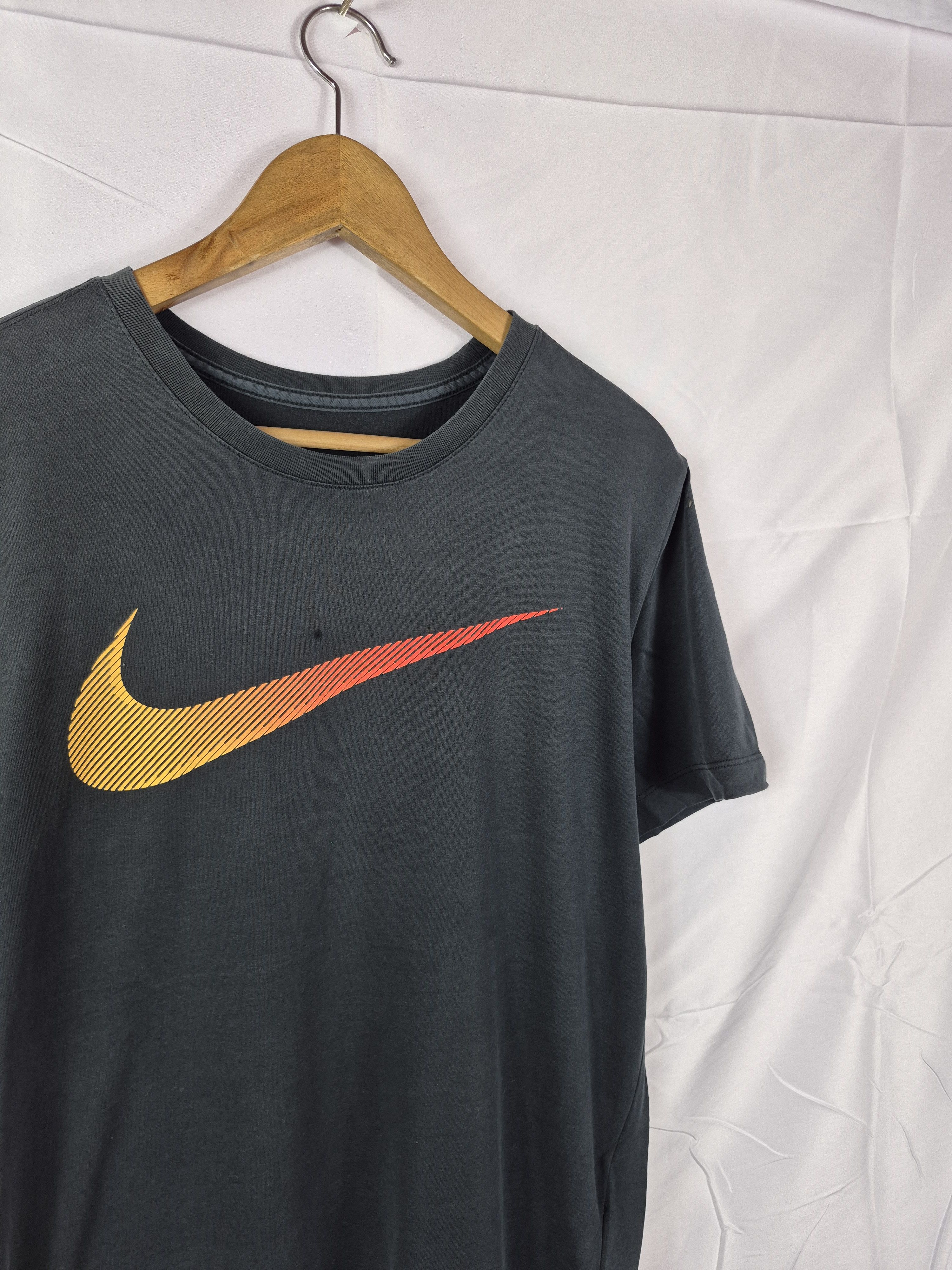 Nike ✅ Nike Big Swoosh Big Logo Tee Size US M / EU 48-50 / 2 - 2 Thumbnail