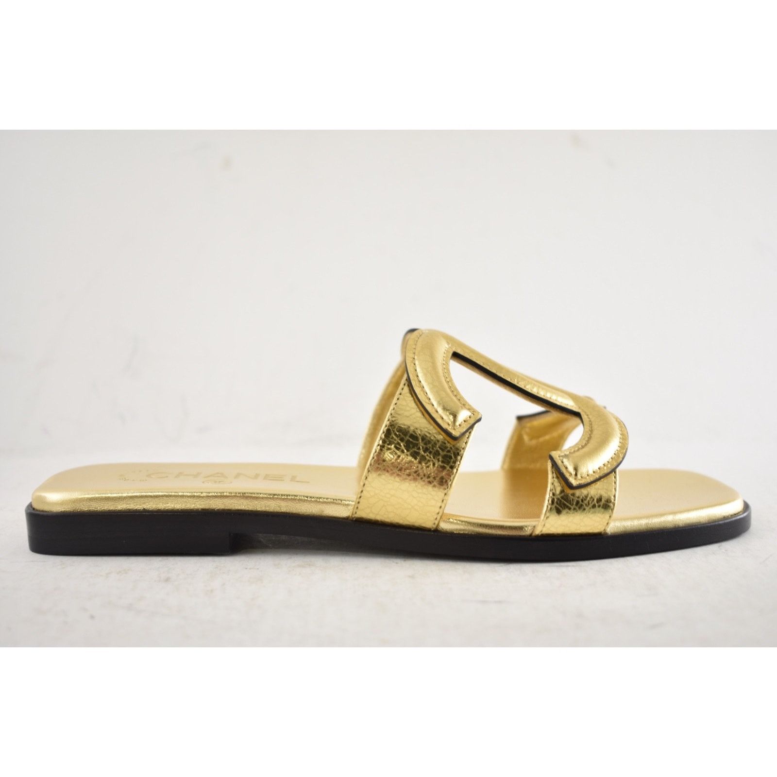 Chanel Chanel Golden Cracked Leather XL CC Mules Sandals 37 Size US 6 / IT 36 - 2 Thumbnail