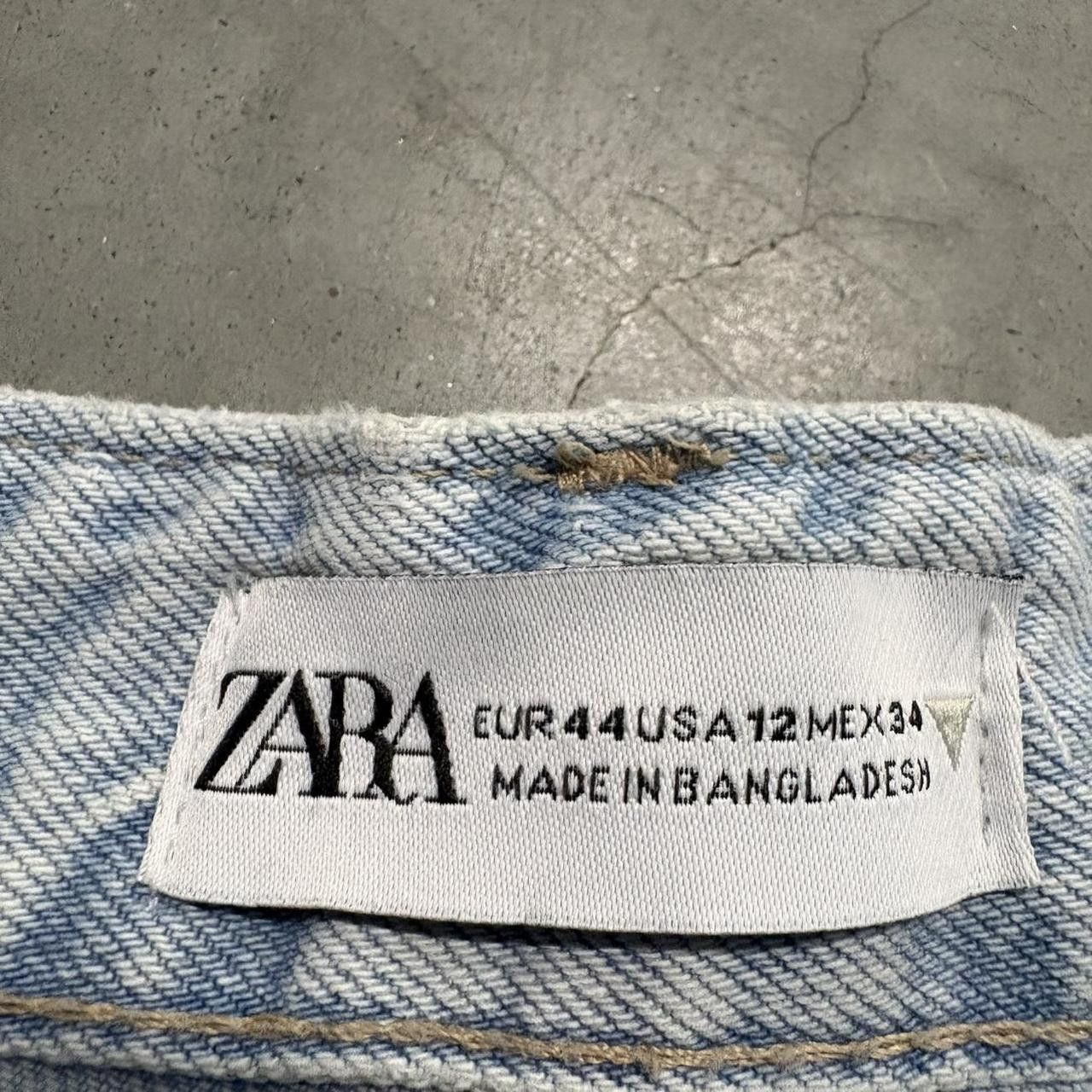 Vintage Crazy Vintage Y2K/2000s Super Baggy Skater Style Streetwear Light Wash Denim Jeans! Size US 35 - 7 Thumbnail