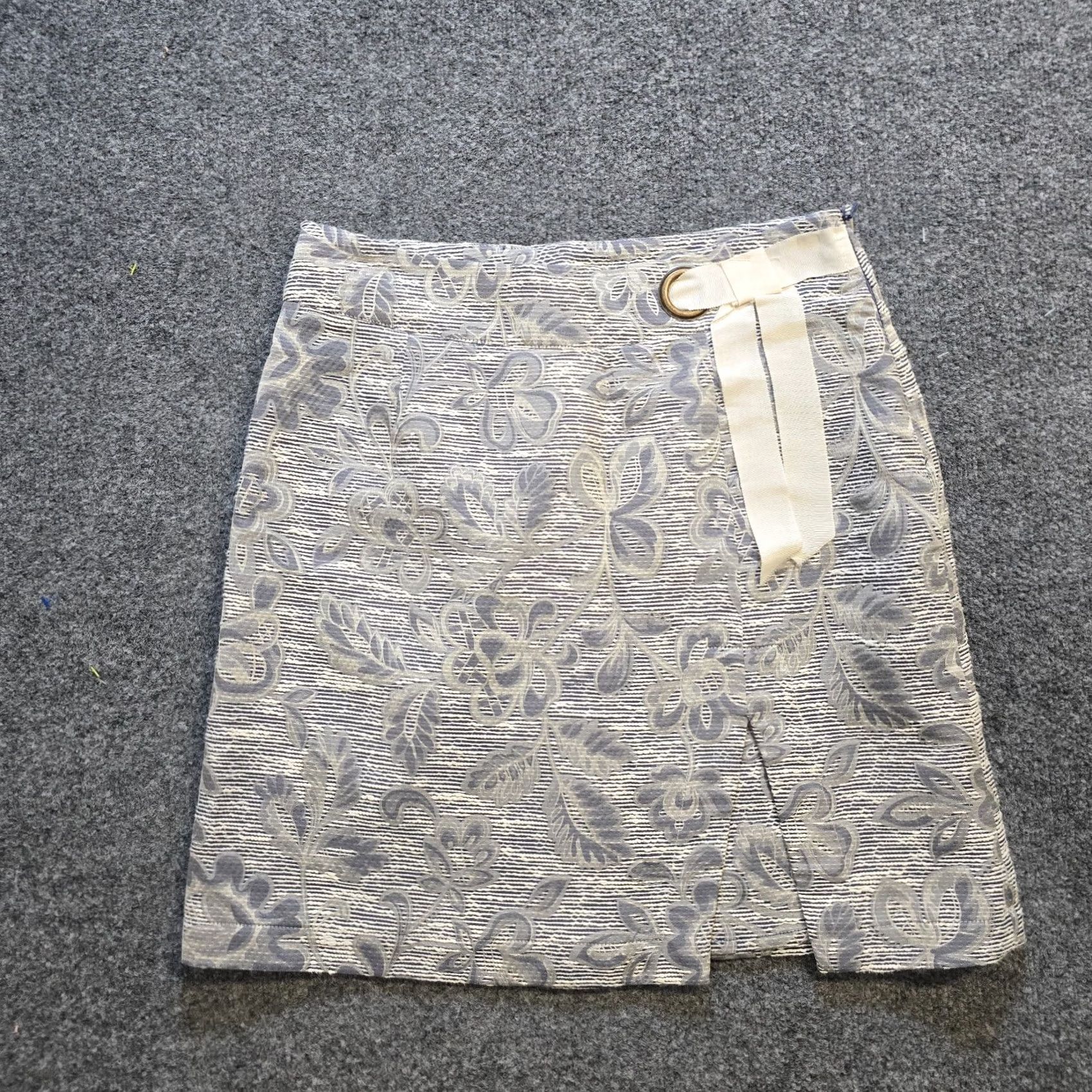 Anthropologie Maeve Anthropologie Skirt Womens Size 10 Gray Floral Bow Slit Pencil Short Tweed Pattern Cap Sleeve Size 32" / US 10 / IT 46 - 2 Thumbnail