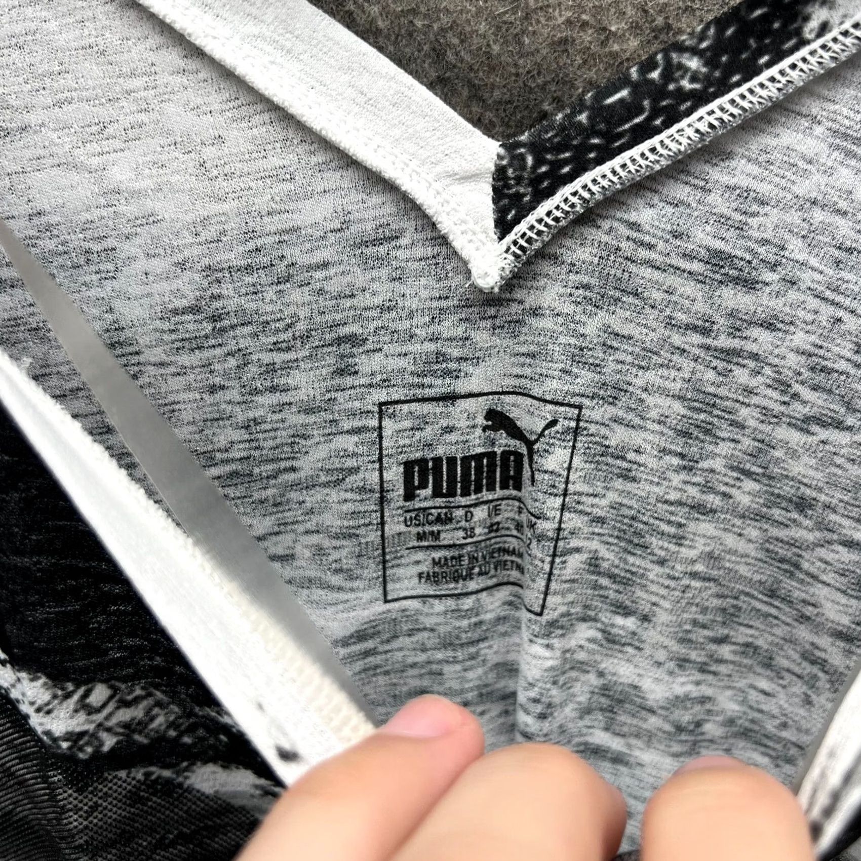 Puma PUMA Shirt Womens M Gray Black Graphic V Neck Short Sleeve Abstract Camo Size M / US 6-8 / IT 42-44 - 4 Thumbnail