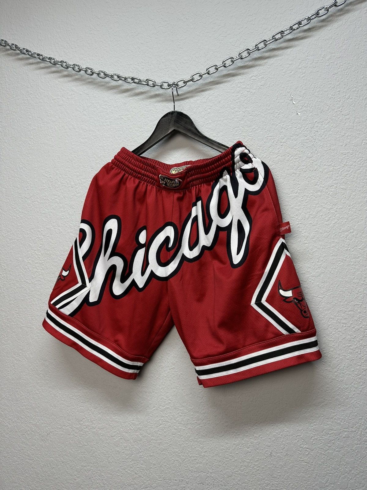 Mitchell & Ness Vintage Mitchell Ness Hardwood Classic Chicago Bulls Shorts Size US 32 / EU 48 - 3 Thumbnail