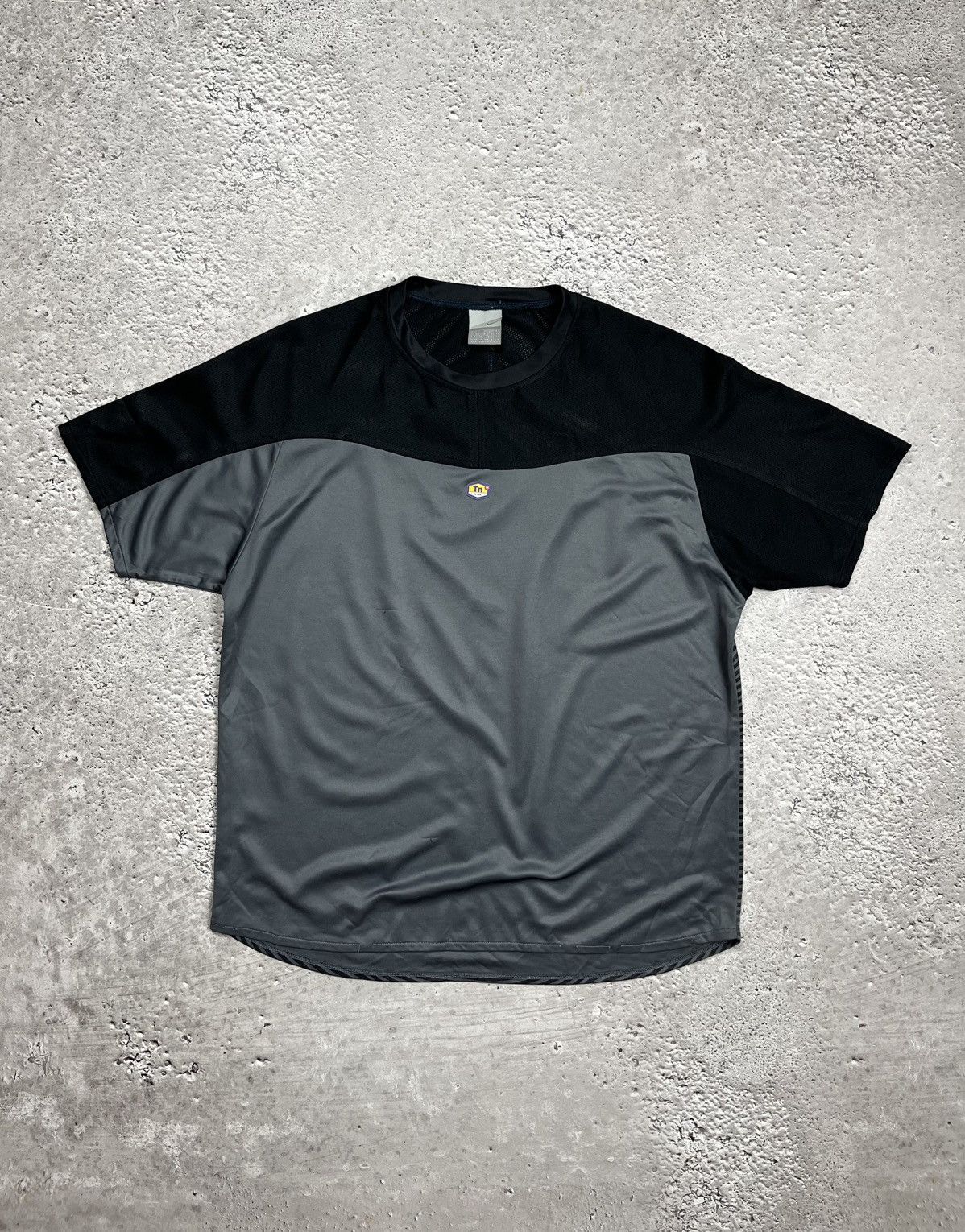 Nike Vintage Nike TN Y2K Tech Streetwear Gray Black T Shirt Size US L / EU 52-54 / 3 - 1 Thumbnail