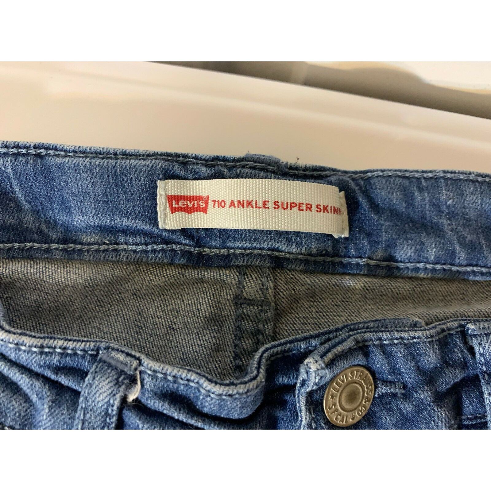 Levi's Levis 710 Super Skinny Jean Size 10 Medium Wash Denim Size 32" / US 10 / IT 46 - 2 Thumbnail