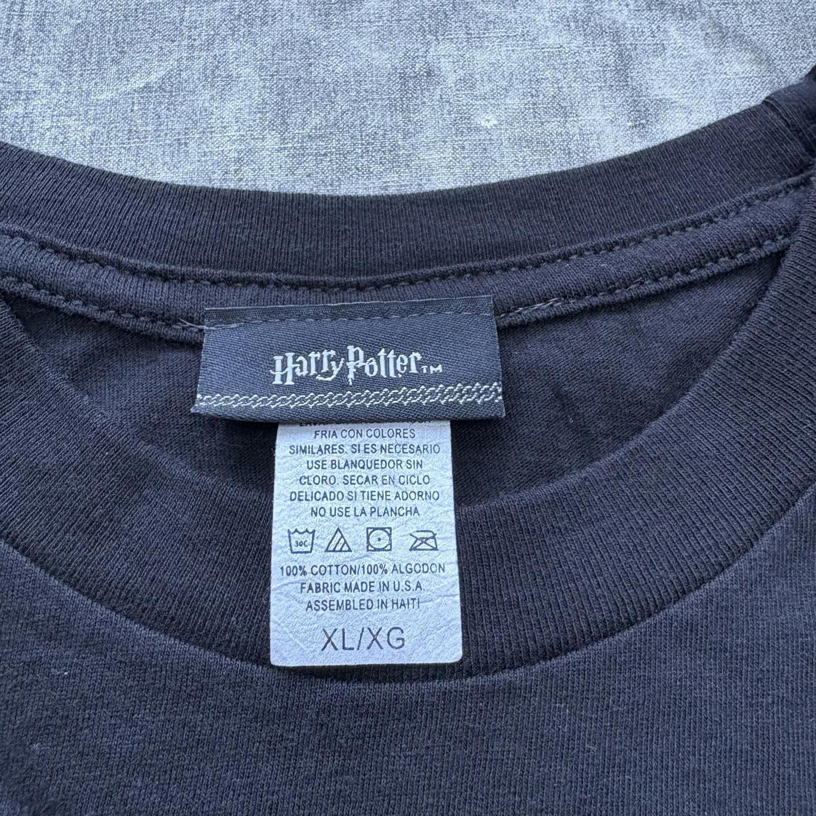 Vintage Vintage Y2K Harry Potter Flock Hogwarts Crest Movie Shirt Size US XL / EU 56 / 4 - 3 Thumbnail