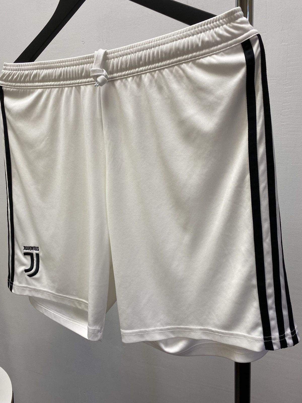 Adidas JUVENTUS ADIDAS 2017/2018 FOOTBALL HOME JERSEY AND SHORTS Size US S / EU 44-46 / 1 - 14 Thumbnail