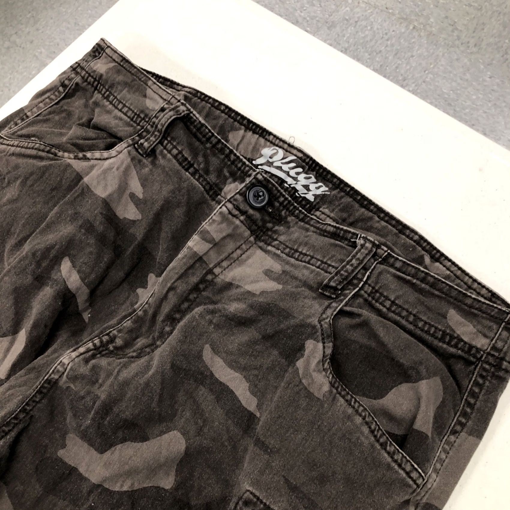 Vintage PLUGG JEANS CO. MENS GREEN CAMO CARGO Pants Size 36x29 Tapered Elastic Hem Size US 36 / EU 52 - 2 Thumbnail