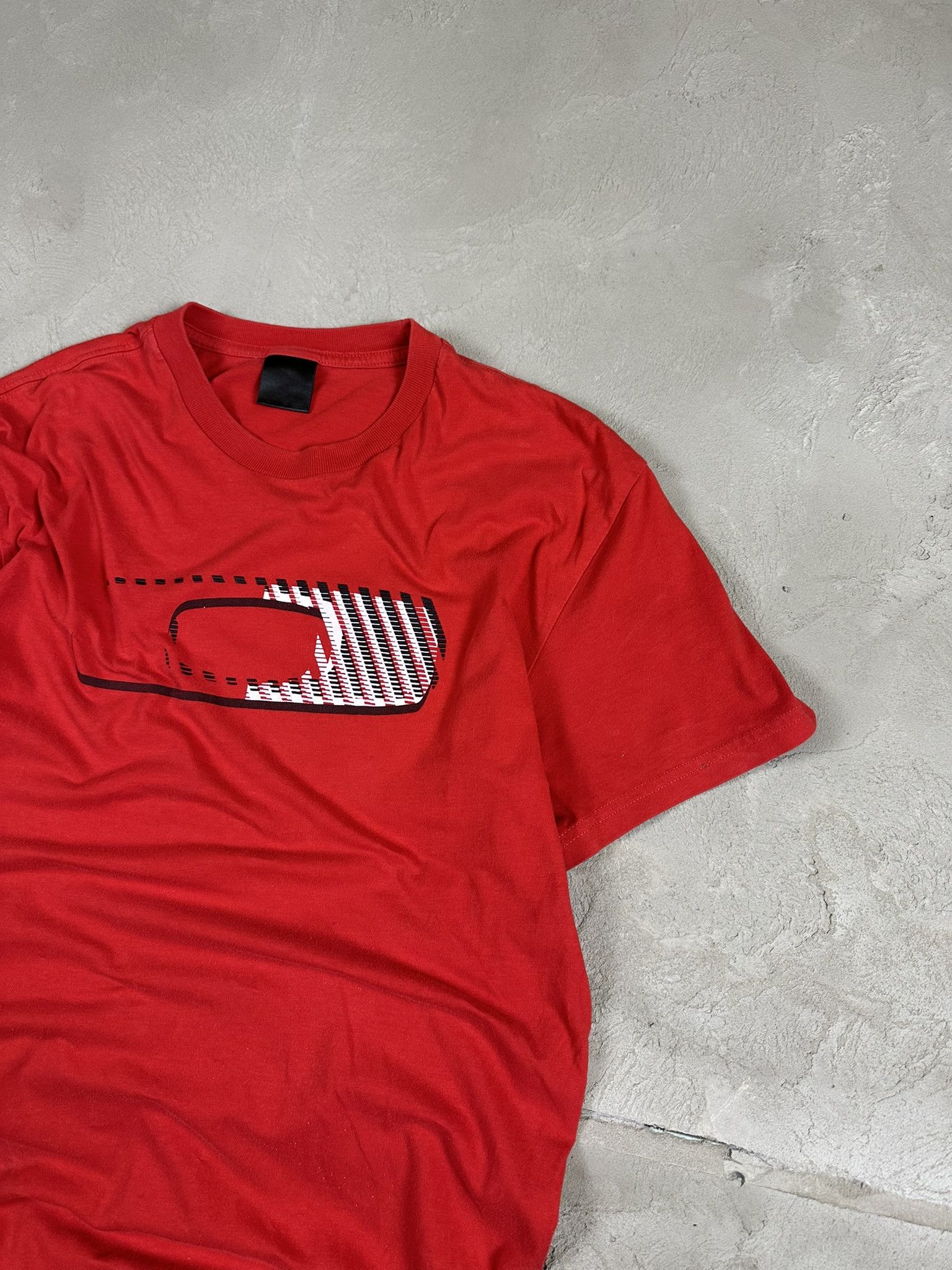 Oakley Vintage Y2k Oakley Circle Logo T-shirt Size US M / EU 48-50 / 2 - 7 Thumbnail