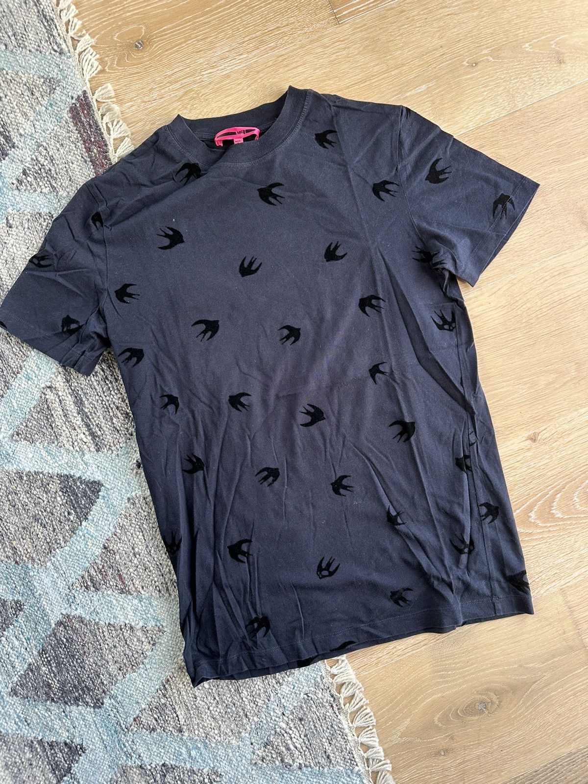 McQ Alexander McQueen Alexander McQueen MCQ Swallow Velvet Logo Tee T-shirt Size US S / EU 44-46 / 1 - 1 Thumbnail