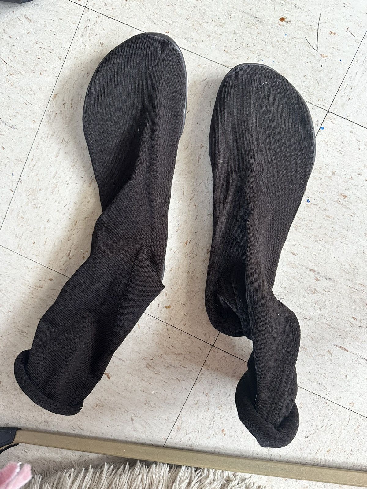 Yeezy Yeezy Pods Size US 10 / EU 43 - 2 Thumbnail
