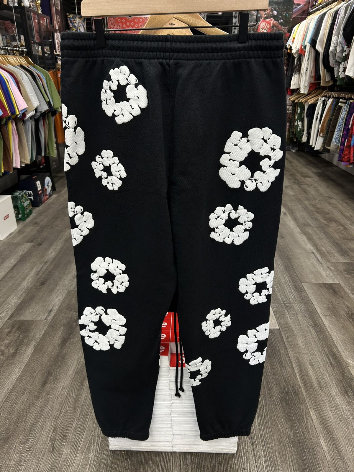 DENIM TEARS Denim tears Cotton Wreath Sweatpants Size US 28 / EU 44 - 2 Thumbnail