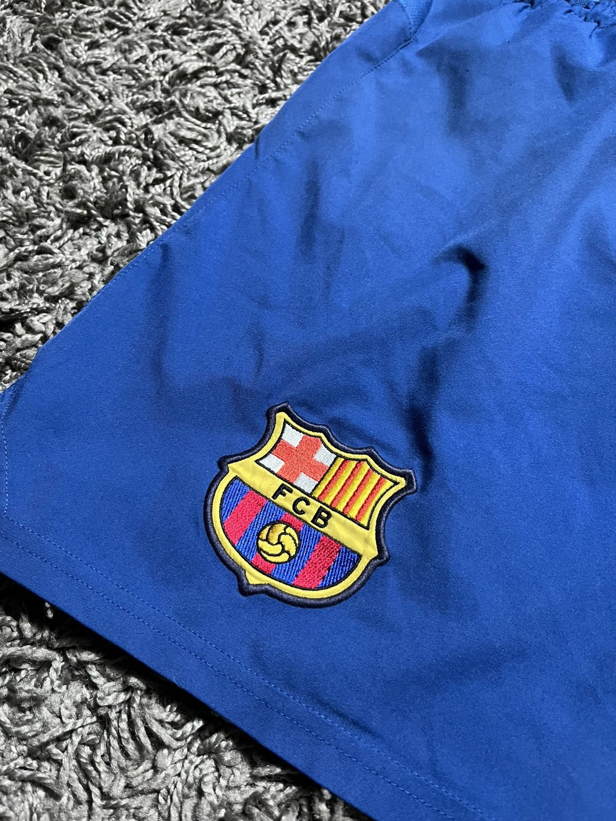Nike NIKE BARCELONA 2004/05 FOOTBALL VINTAGE SOCCER SHORTS Size US 36 / EU 52 - 2 Thumbnail