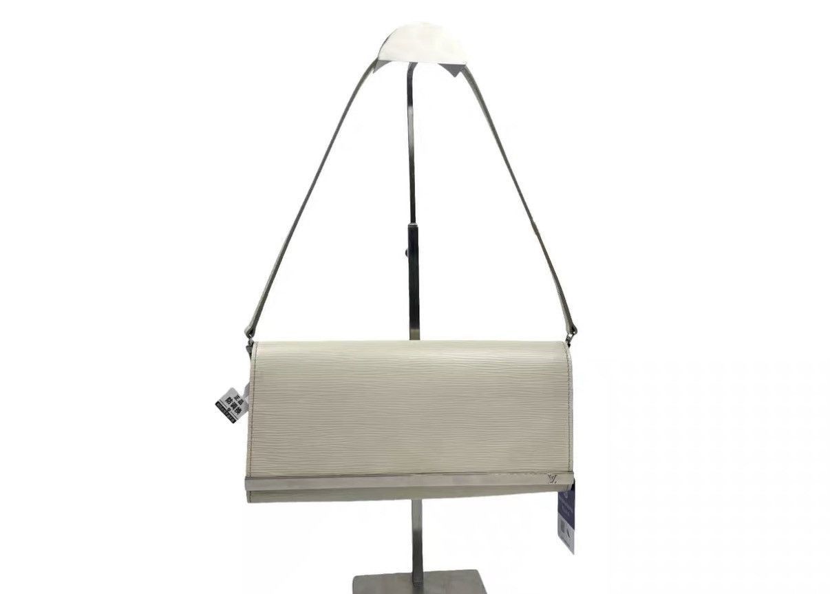 Louis Vuitton White Textured Crossbody Clutch Bag Size ONE SIZE - 1 Thumbnail