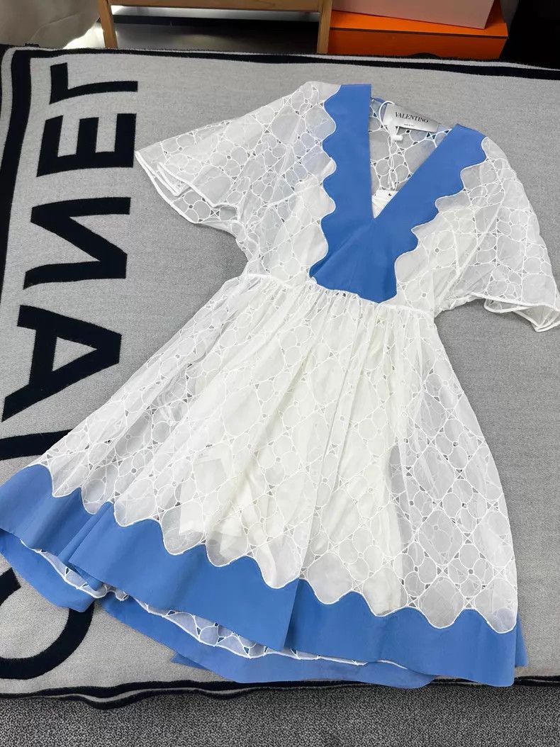 Valentino Valentino White blue-edged mulberry silk dress Size M / US 6-8 / IT 42-44 - 1 Thumbnail