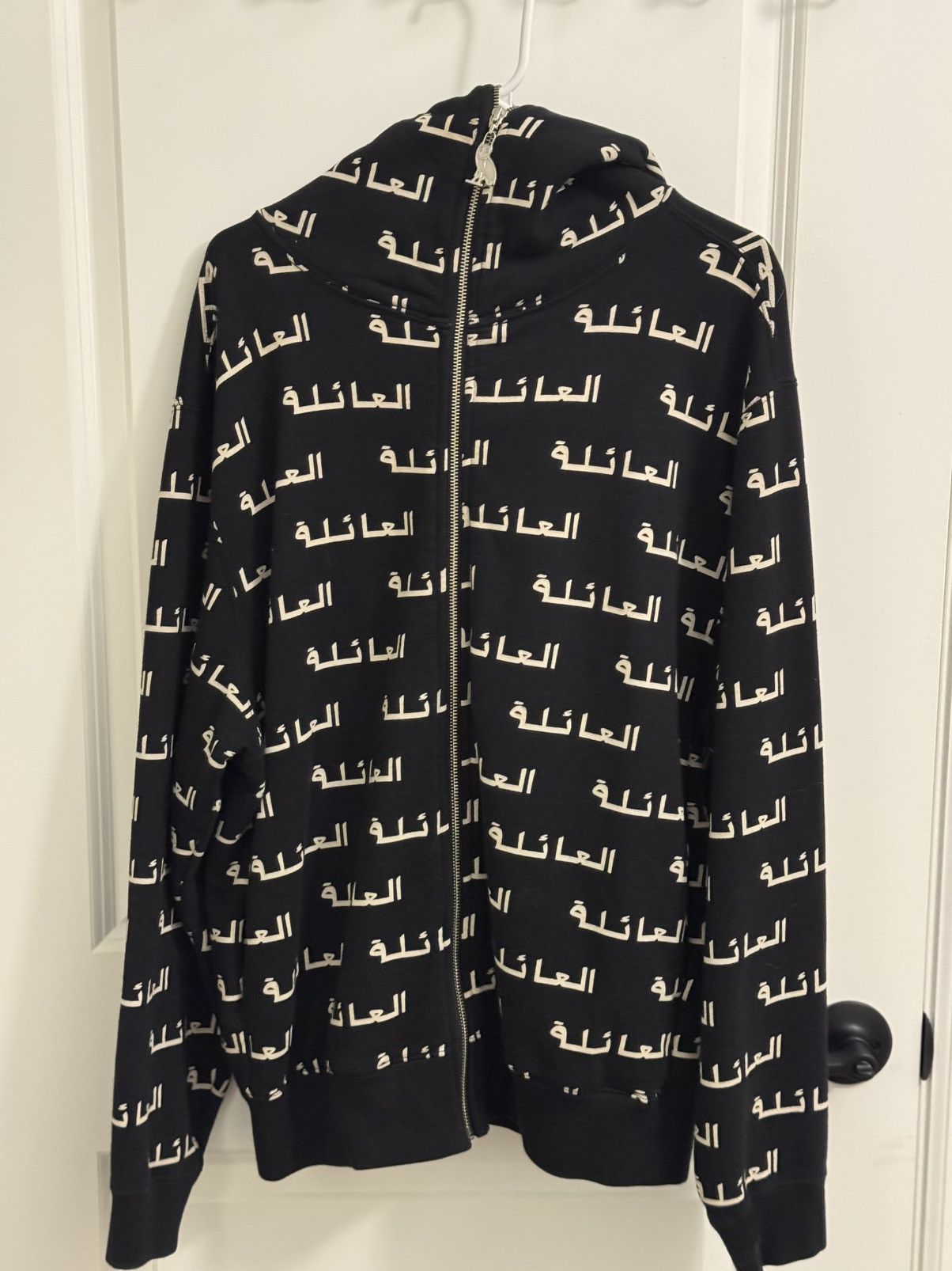 25SS【October's Very Own】パーカー FAMILY CALLIGRAPHY HOODIE Family Calligraphy Hoodie - Black | October's Very Own
