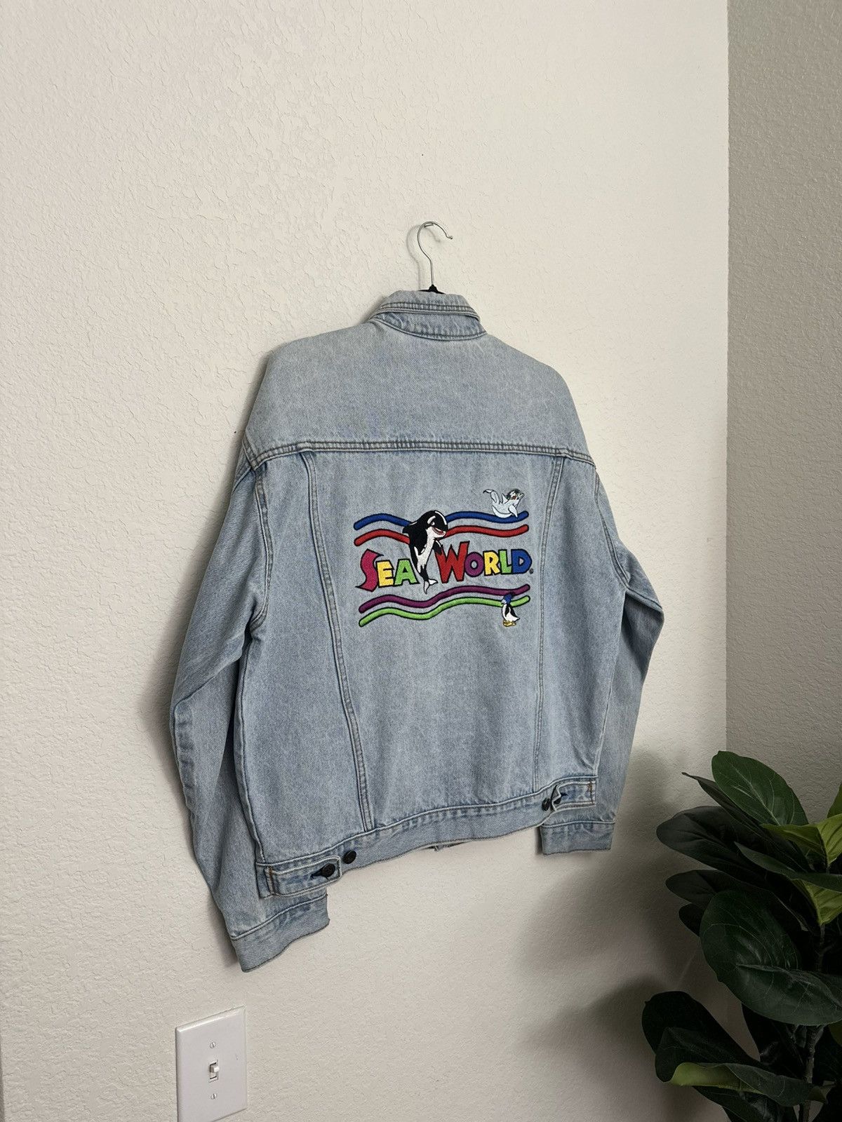 Vintage Vintage 90s Sea World Embroidered Denim Jacket Large Size US L / EU 52-54 / 3 - 1 Thumbnail