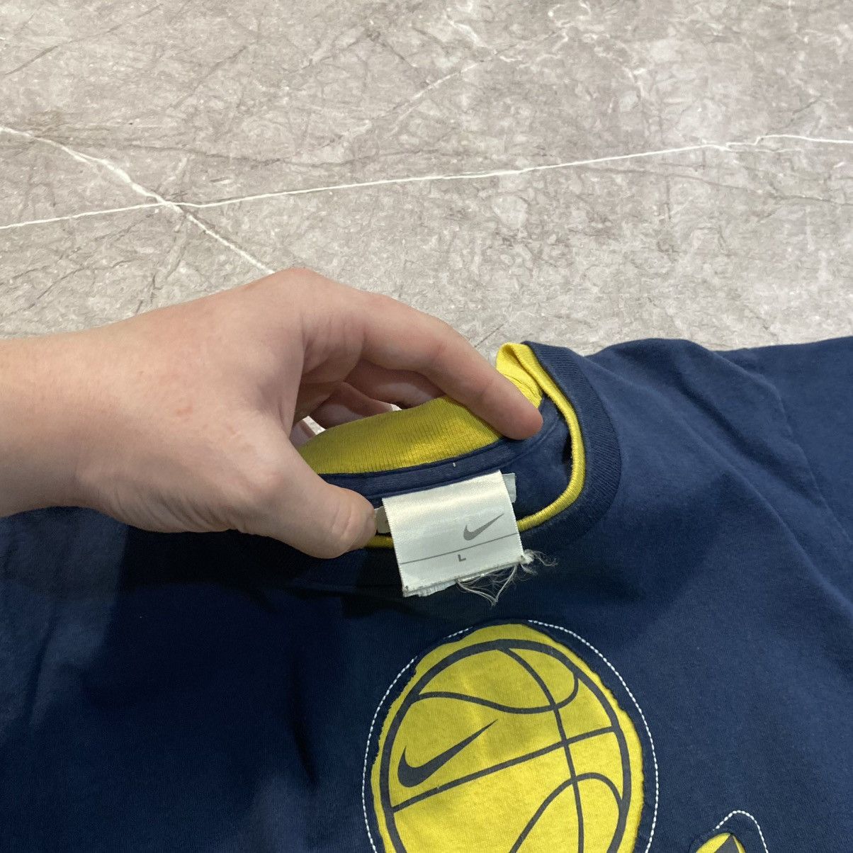 Nike × Vintage VINTAGE NIKE BASKETBALL TEE BIG LOGO FADED 00s Size US L / EU 52-54 / 3 - 6 Thumbnail